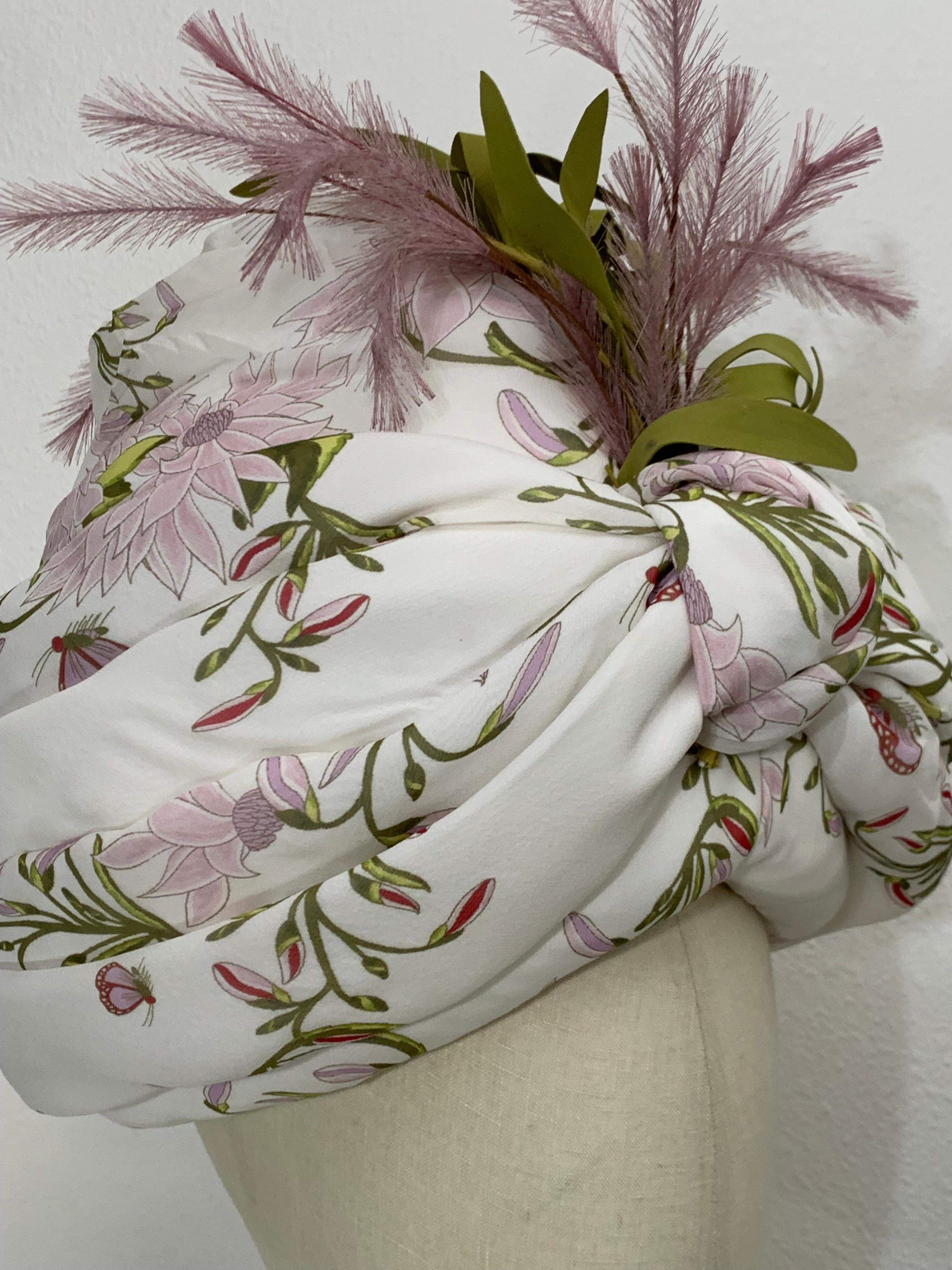 Grigio Turbante in chiffon di seta con stampa a giglio e bouquet di piume sul davanti, su ordinazione in vendita
