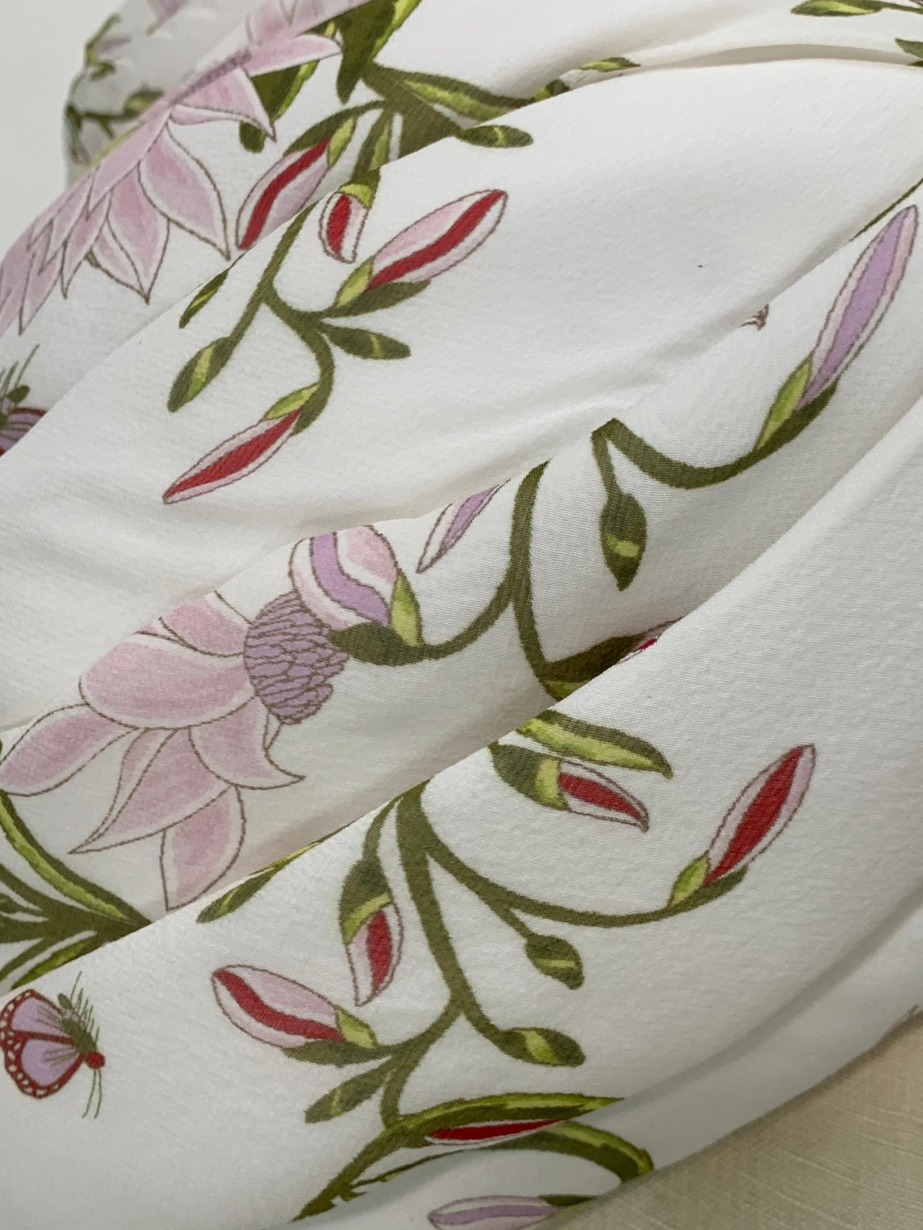Turbante in chiffon di seta con stampa a giglio e bouquet di piume sul davanti, su ordinazione In condizioni ottime in vendita a Gresham, OR