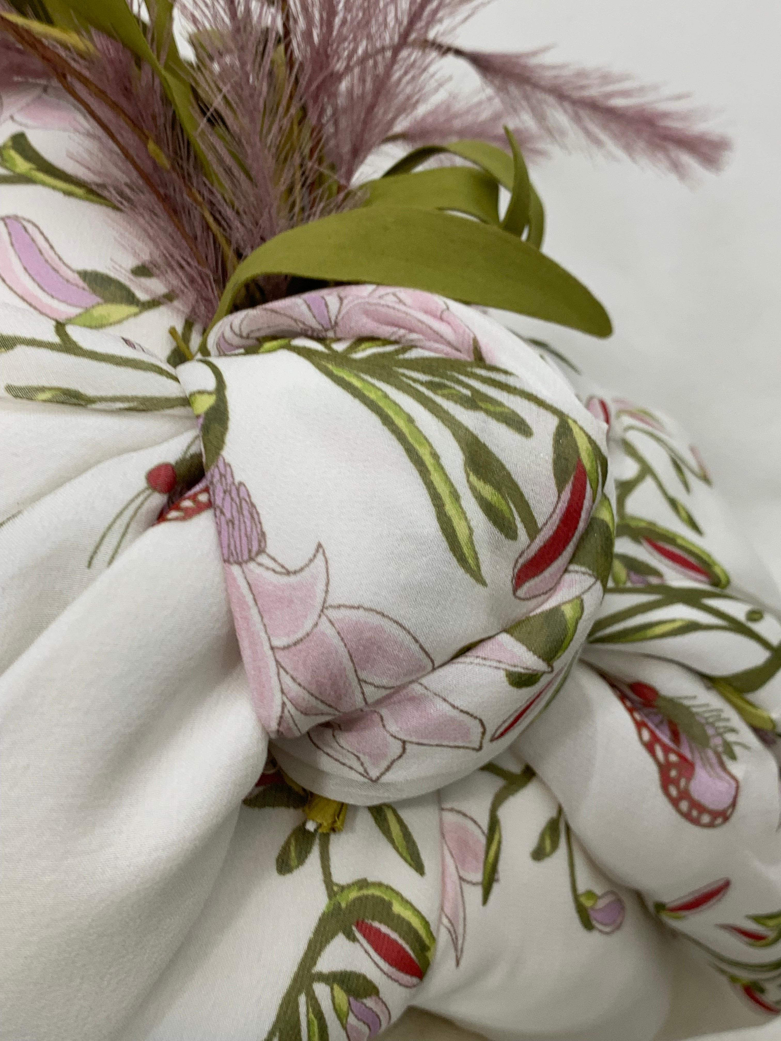 da uomo o donna Turbante in chiffon di seta con stampa a giglio e bouquet di piume sul davanti, su ordinazione in vendita