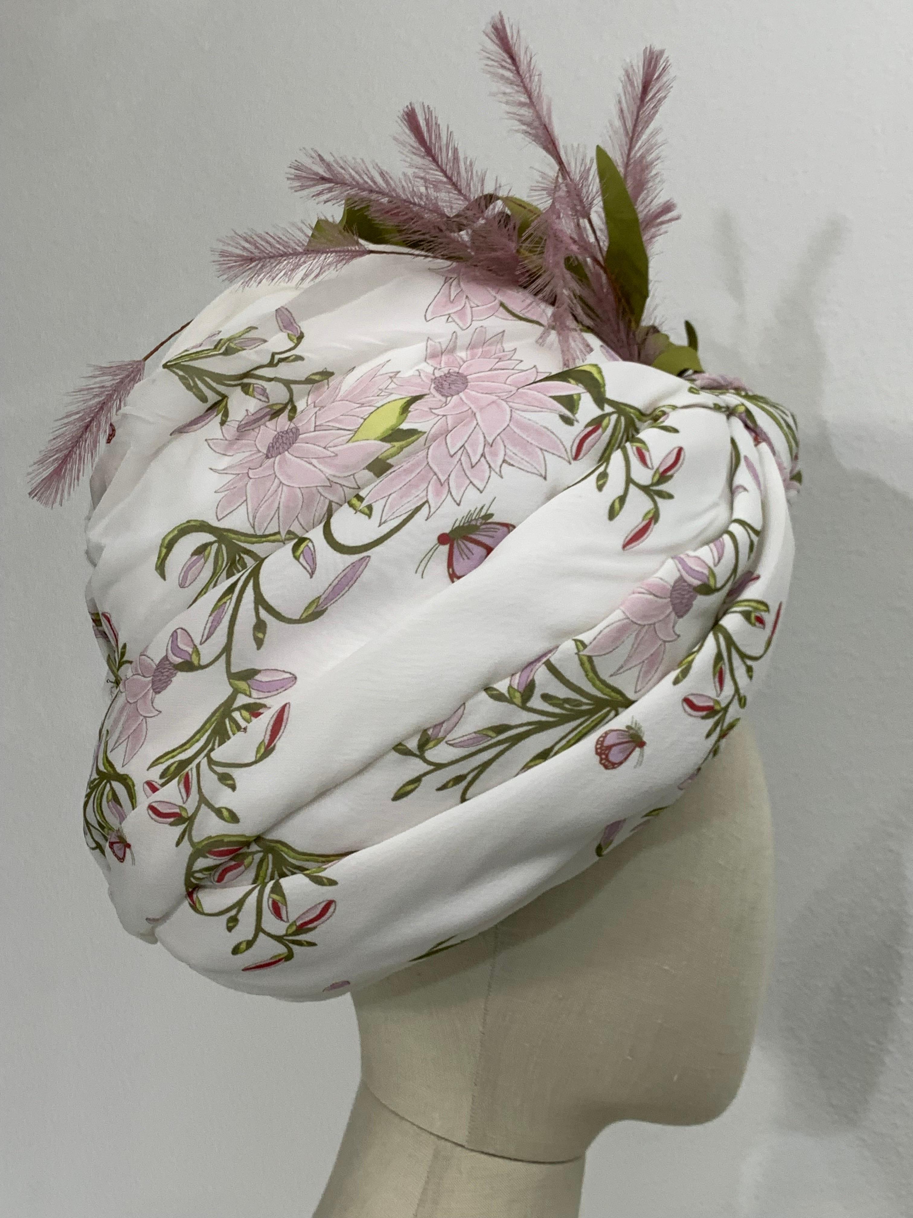 Turbante in chiffon di seta con stampa a giglio e bouquet di piume sul davanti, su ordinazione in vendita 2