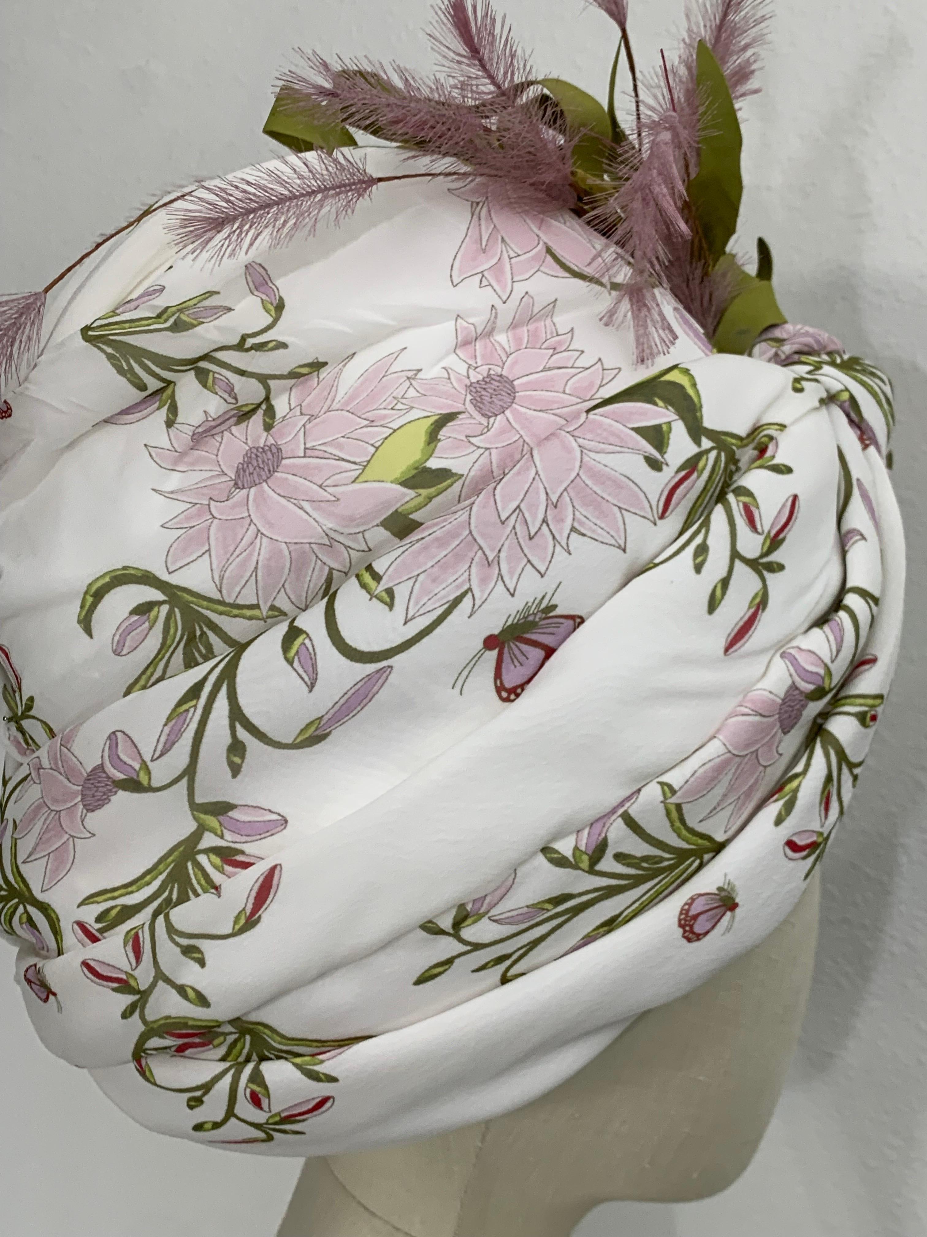 Turbante in chiffon di seta con stampa a giglio e bouquet di piume sul davanti, su ordinazione in vendita 3