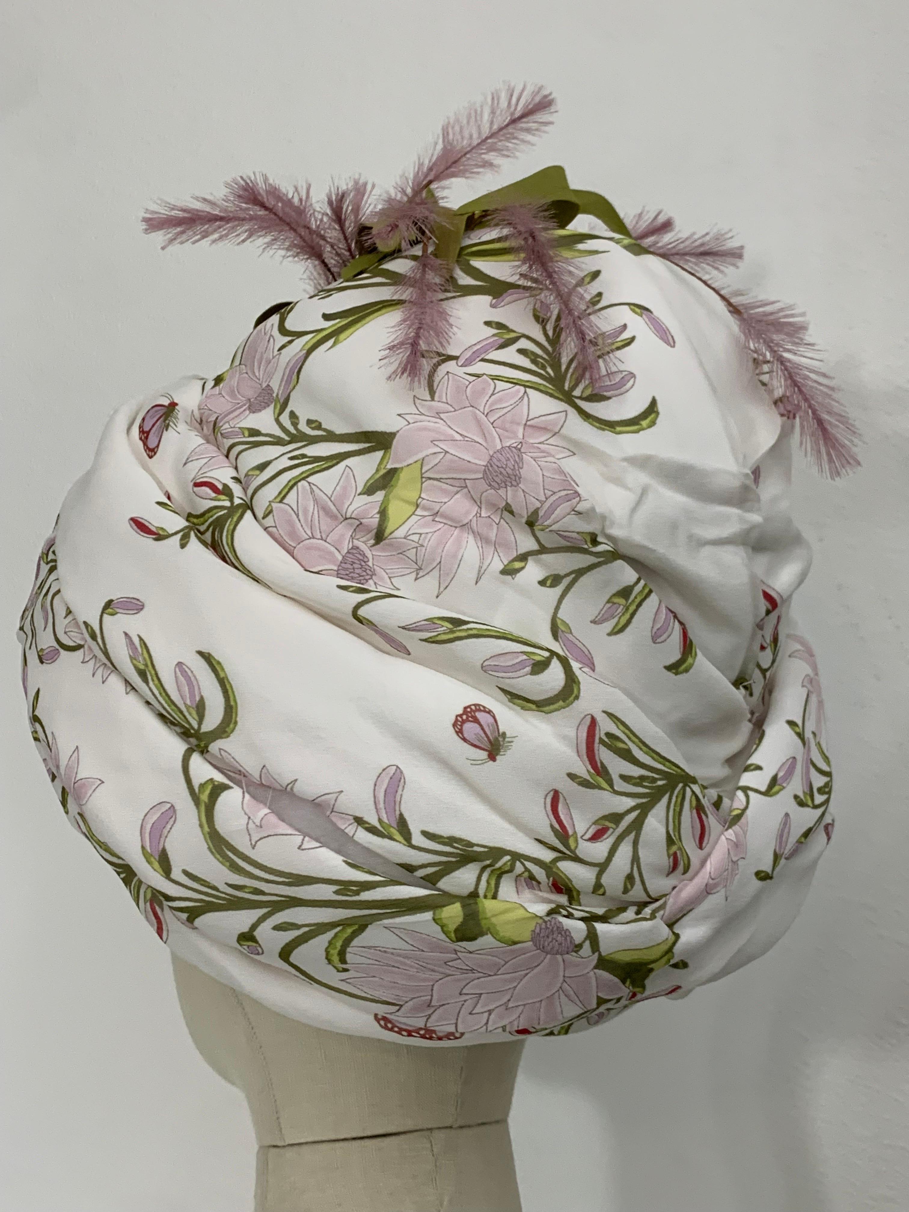 Turbante in chiffon di seta con stampa a giglio e bouquet di piume sul davanti, su ordinazione in vendita 4