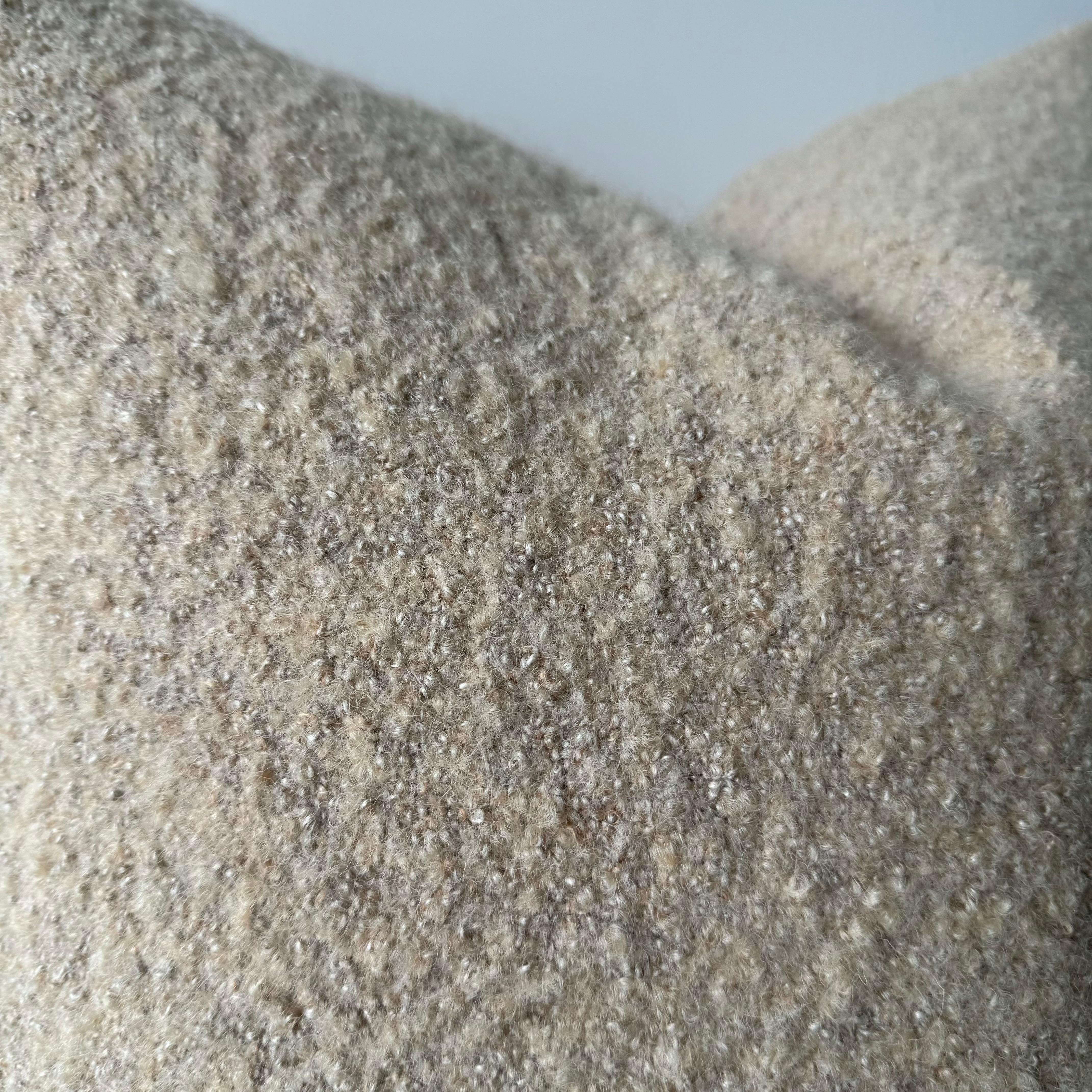Coussin d'appoint en lin et laine fait sur mesure avec insert de plumes de duvet Neuf - En vente à Brea, CA