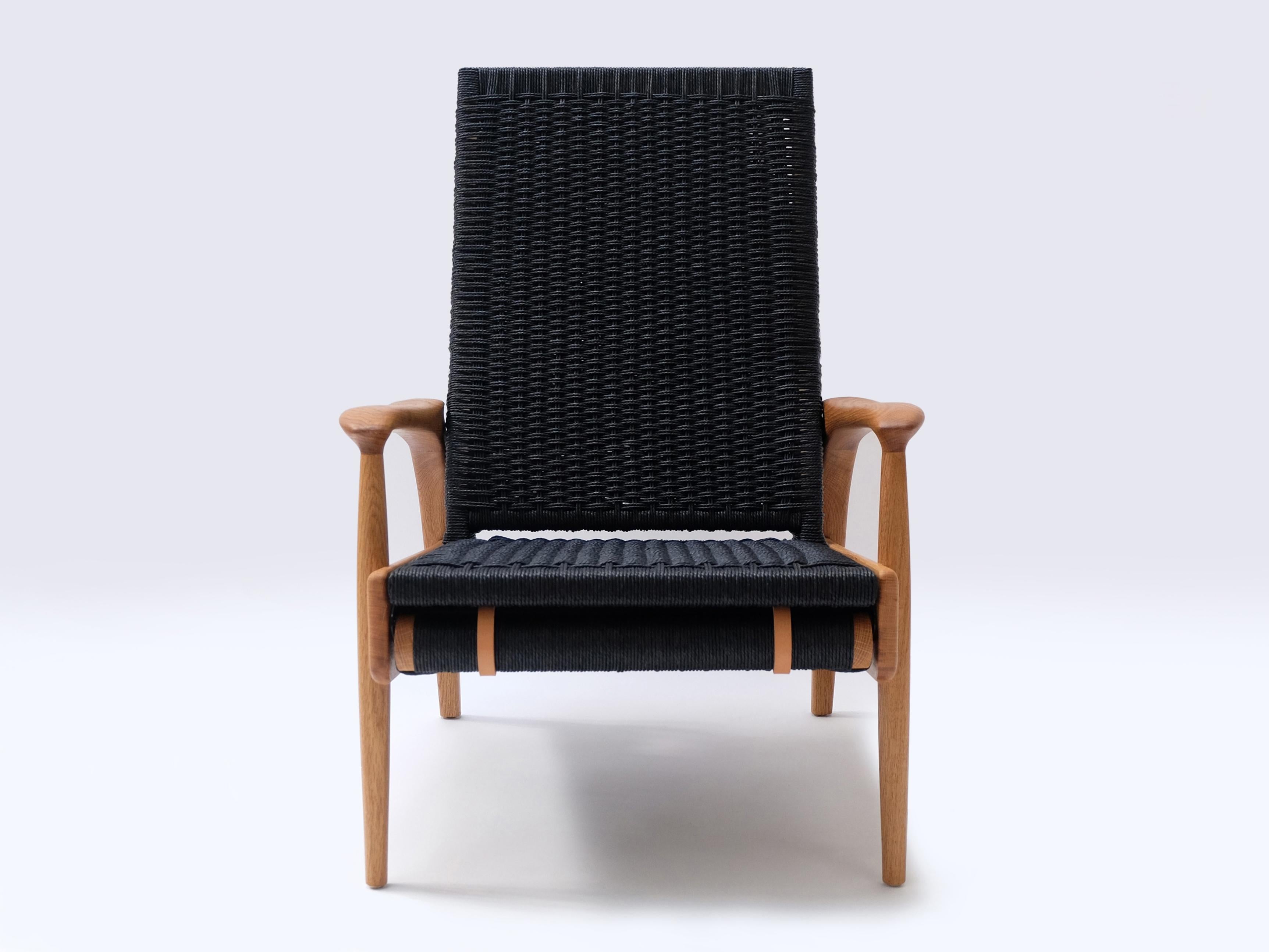 Maßgefertigter Loungesessel aus massiver Eiche und schwarzer dänischer Kordel mit Lederkissen (Handgewebt) im Angebot