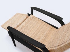 Chaise longue faite sur mesure, chêne noirci naturel, canne naturelle, coussins en cuir