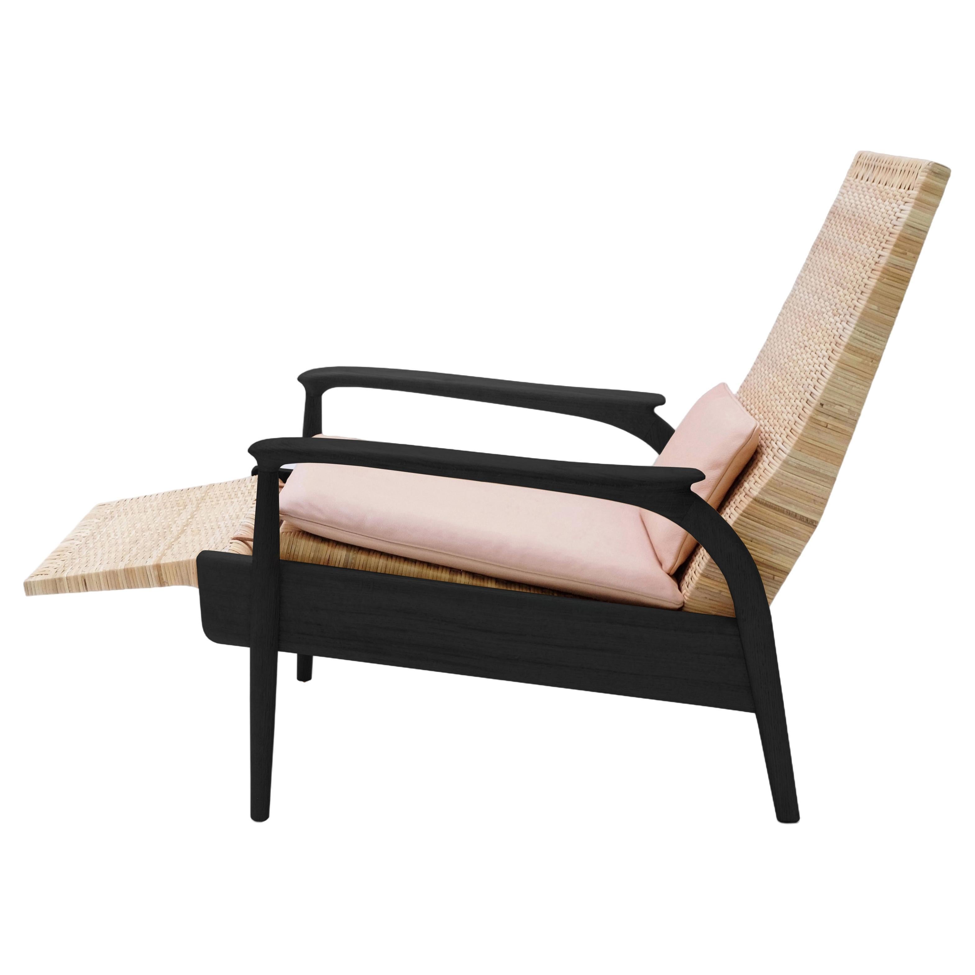 Chaise longue faite sur mesure, chêne noirci naturel, canne naturelle, coussins en cuir