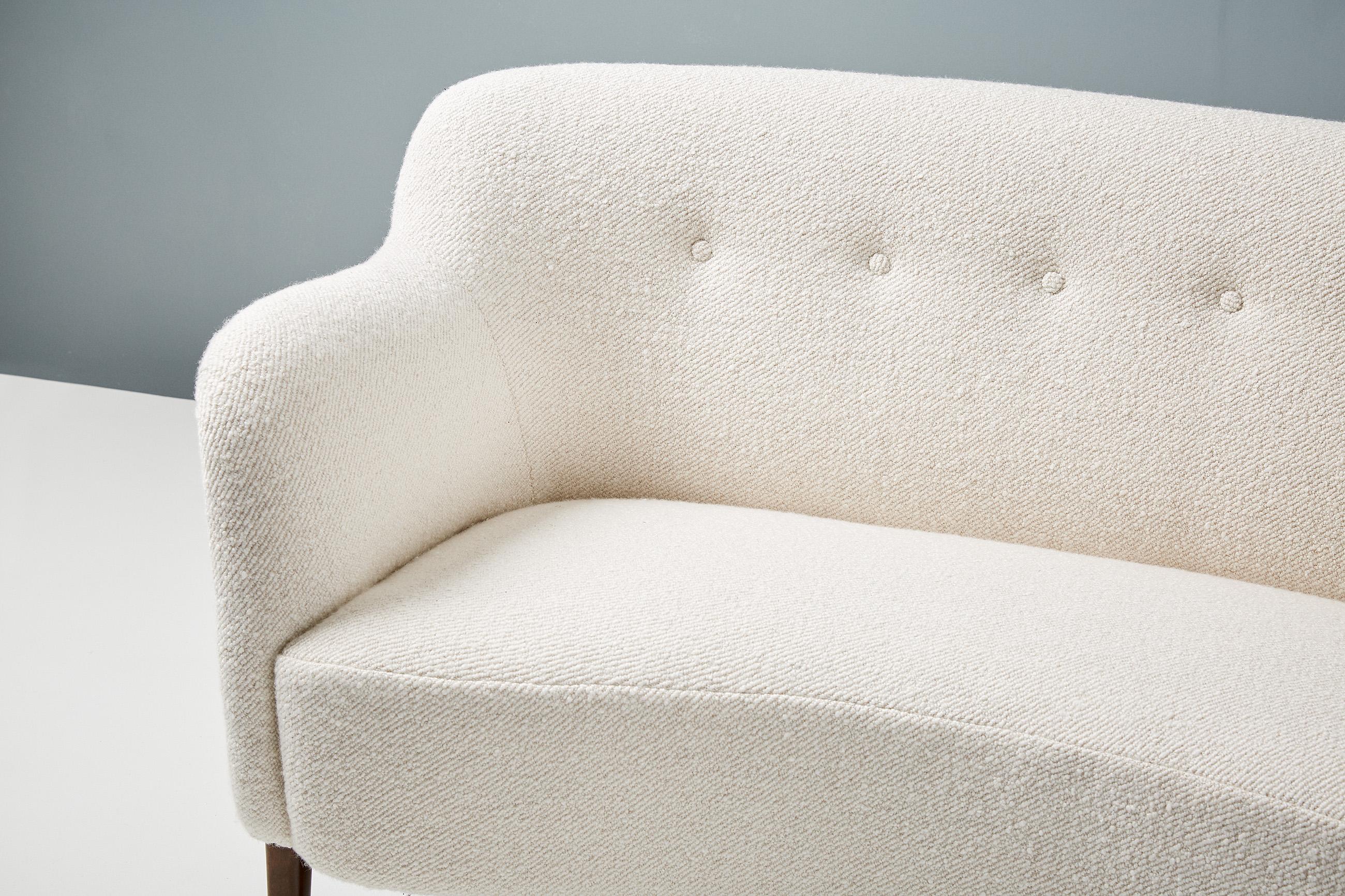 Maßgefertigtes Love Seat Sofa von Alfred Kristensen. Erhältlich in COM (Skandinavische Moderne) im Angebot