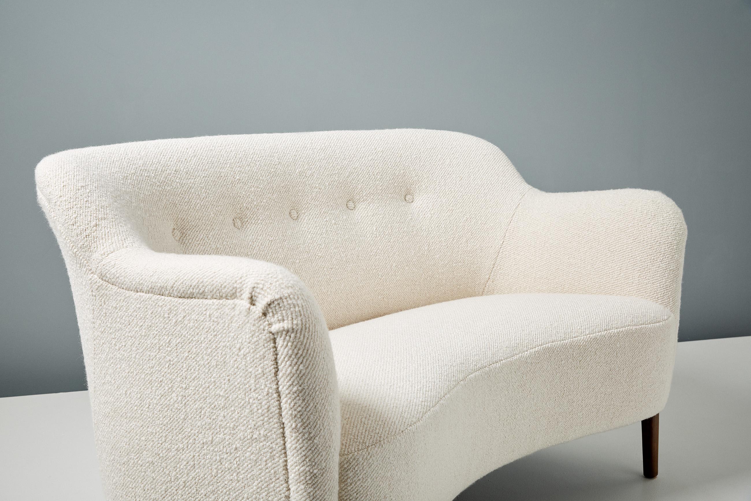 Maßgefertigtes Love Seat Sofa von Alfred Kristensen. Erhältlich in COM (Schaffell und Schafleder) im Angebot