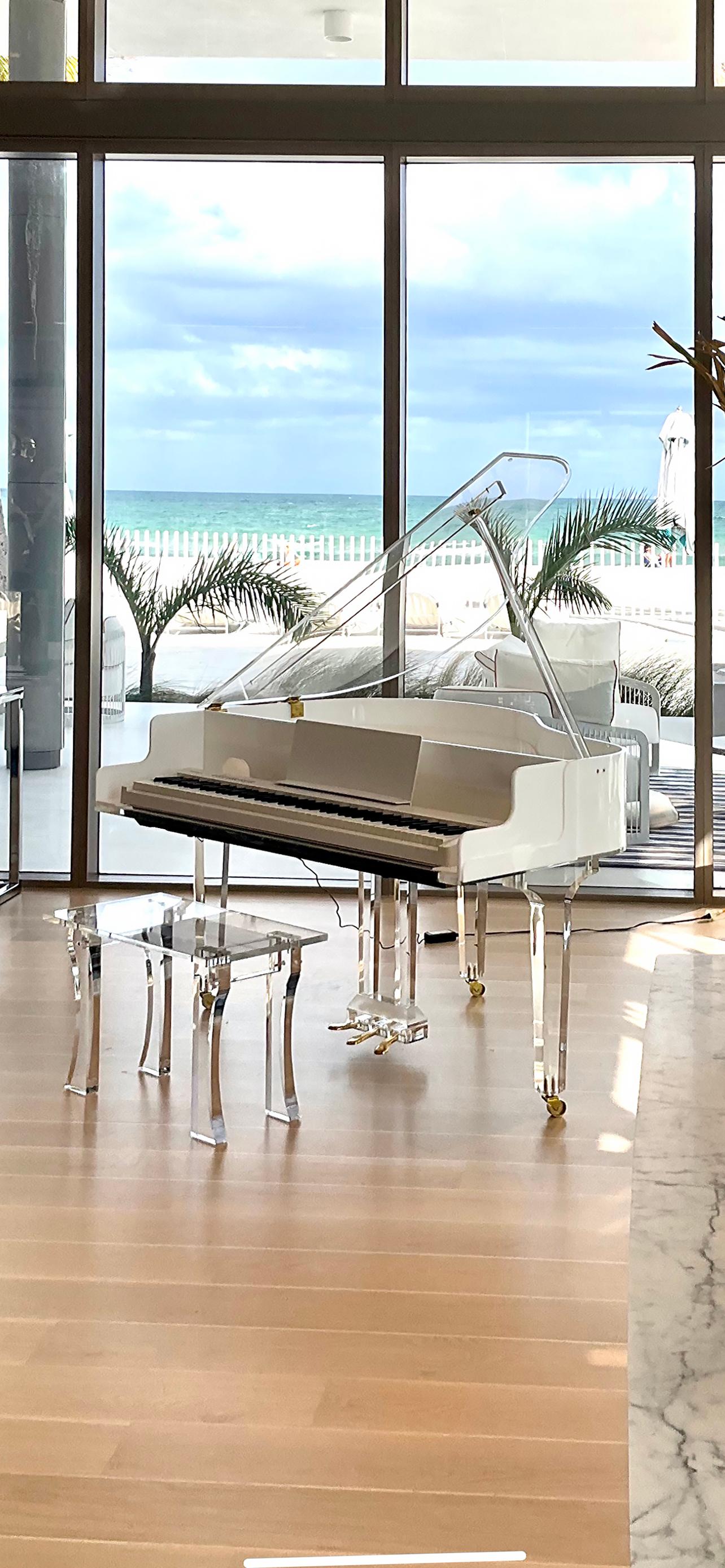 Moderne Grand piano et banc en acrylique Lucite faits sur-mesure par Iconic Design Gallery en vente