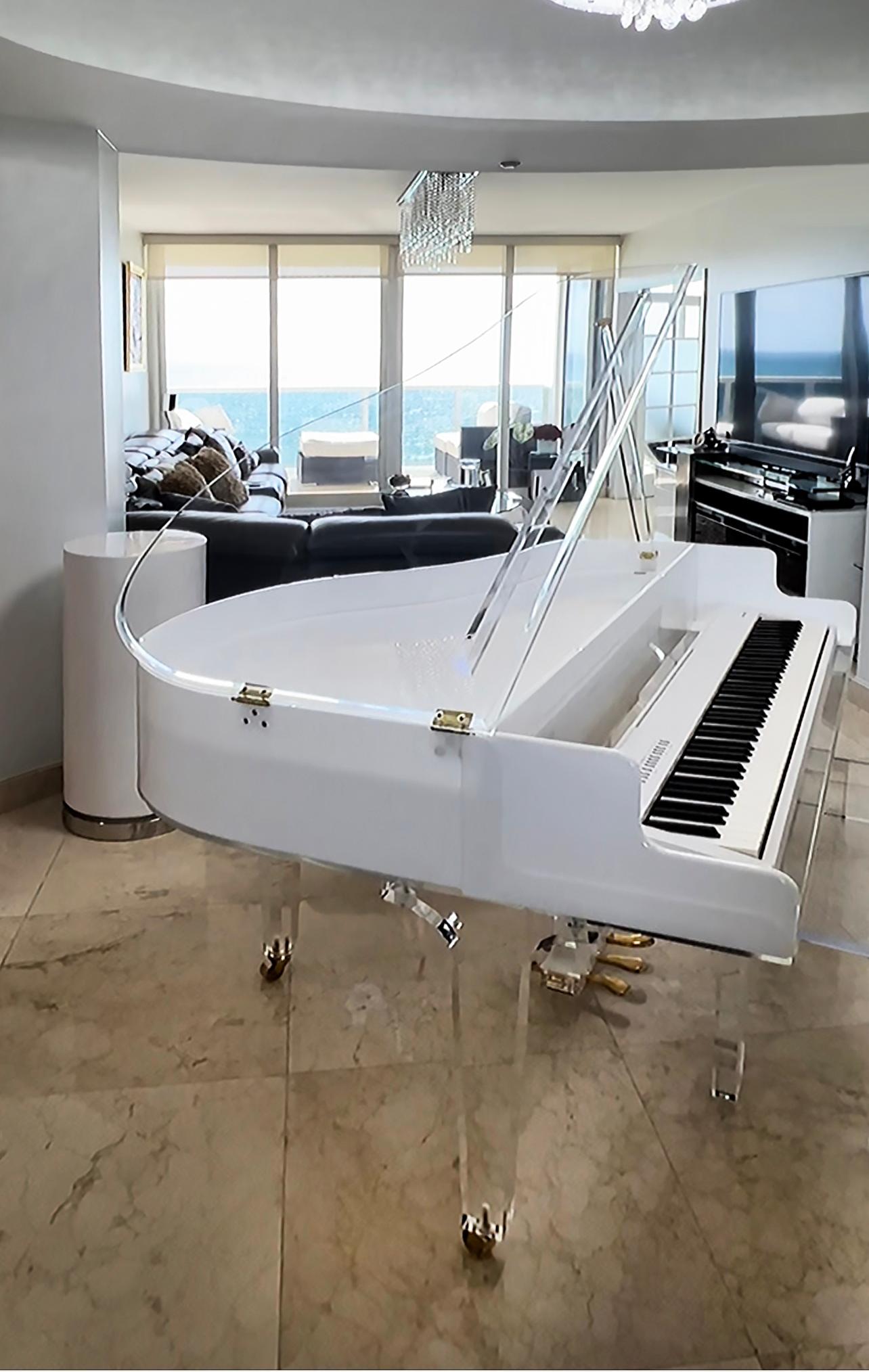 Américain Grand piano et banc en acrylique Lucite faits sur-mesure par Iconic Design Gallery en vente