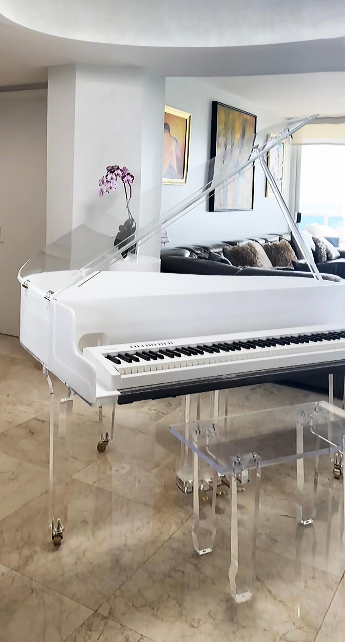 Laiton Grand piano et banc en acrylique Lucite faits sur-mesure par Iconic Design Gallery en vente