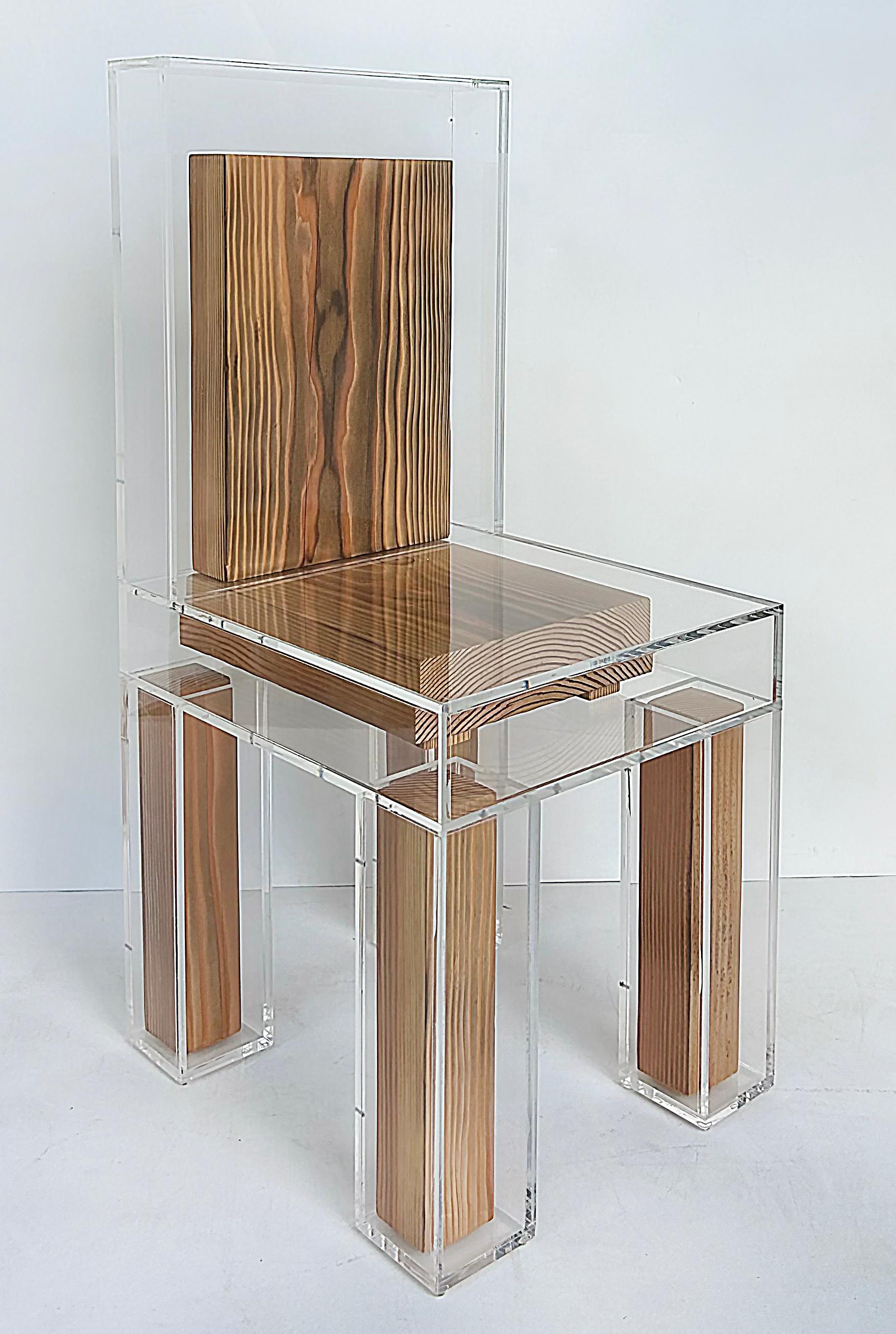 Maßgefertigter skulpturaler Stuhl aus Lucite und Holz

Zum Verkauf angeboten wird ein maßgefertigter skulpturaler Stuhl aus Lucit und Holz, der nicht nur funktional ist, sondern auch ein starkes Design-Statement setzt.  