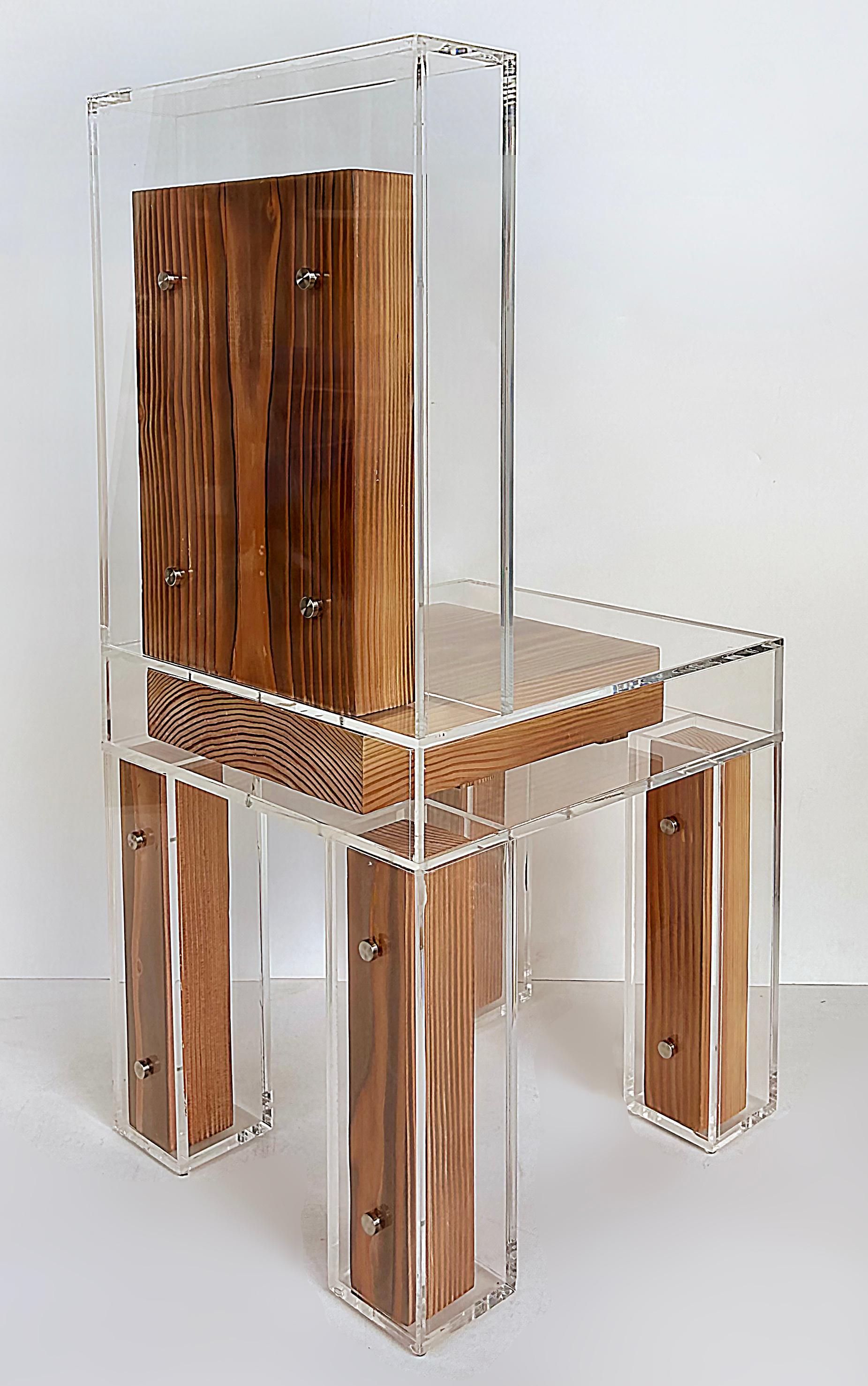 Maßgefertigter skulpturaler Stuhl aus Lucite und Holz (Moderne) im Angebot