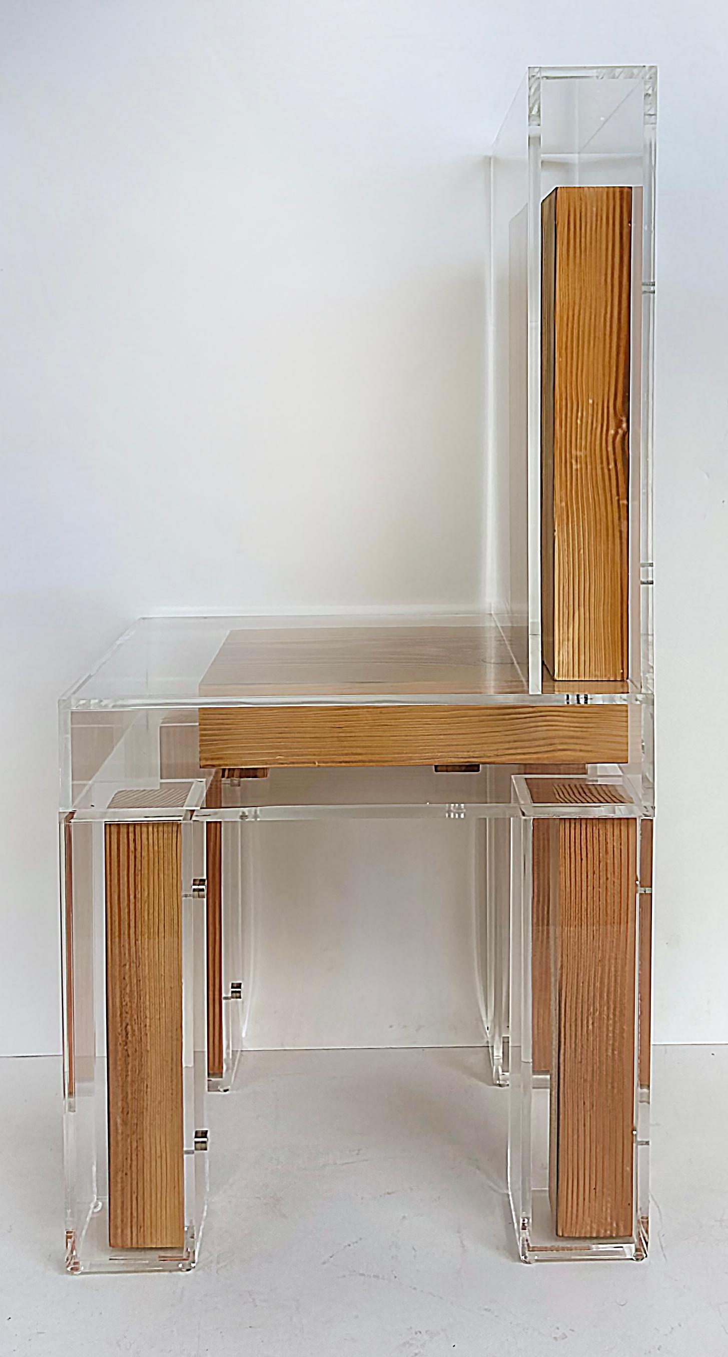 Maßgefertigter skulpturaler Stuhl aus Lucite und Holz (amerikanisch) im Angebot