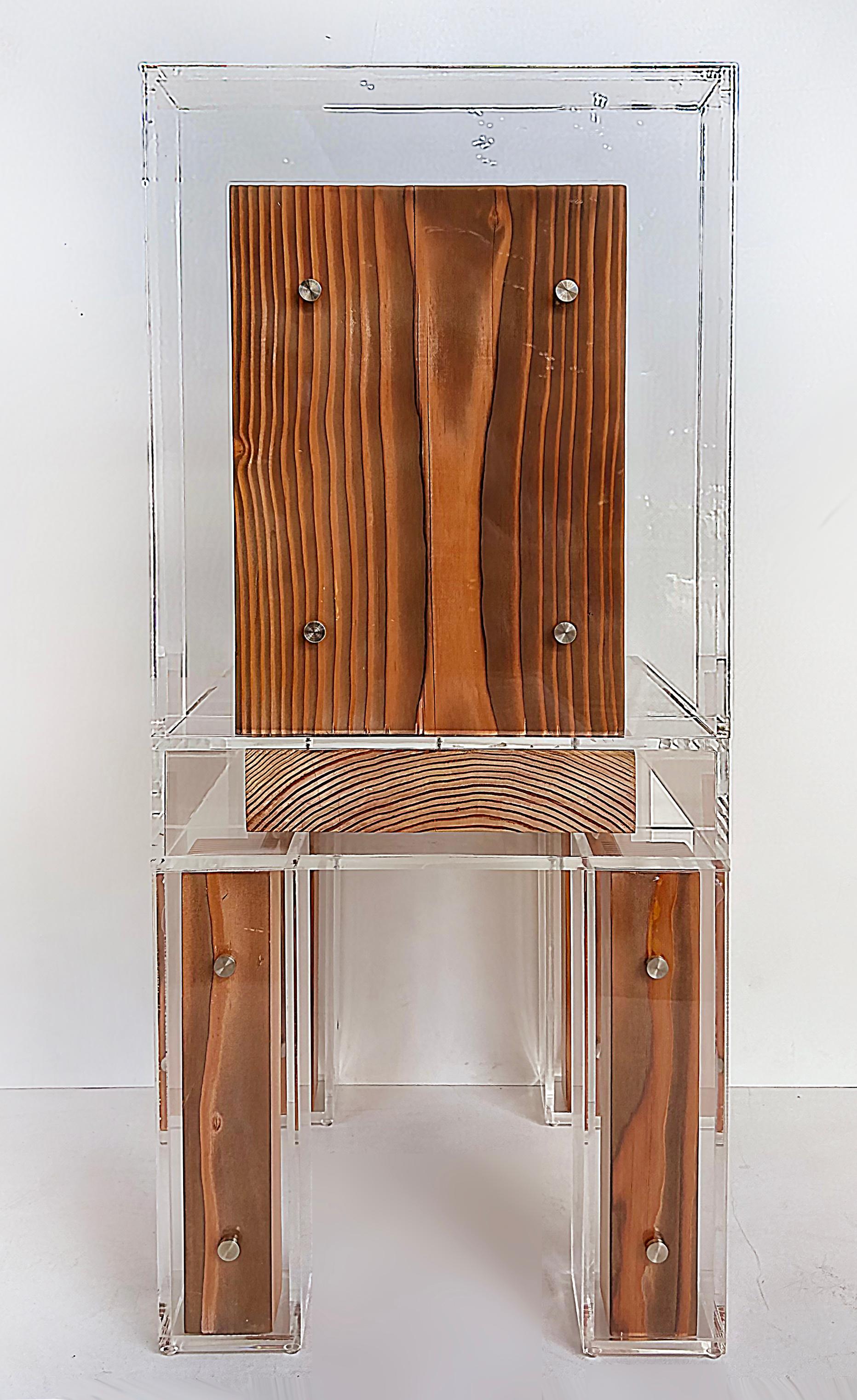 Maßgefertigter skulpturaler Stuhl aus Lucite und Holz im Angebot 1
