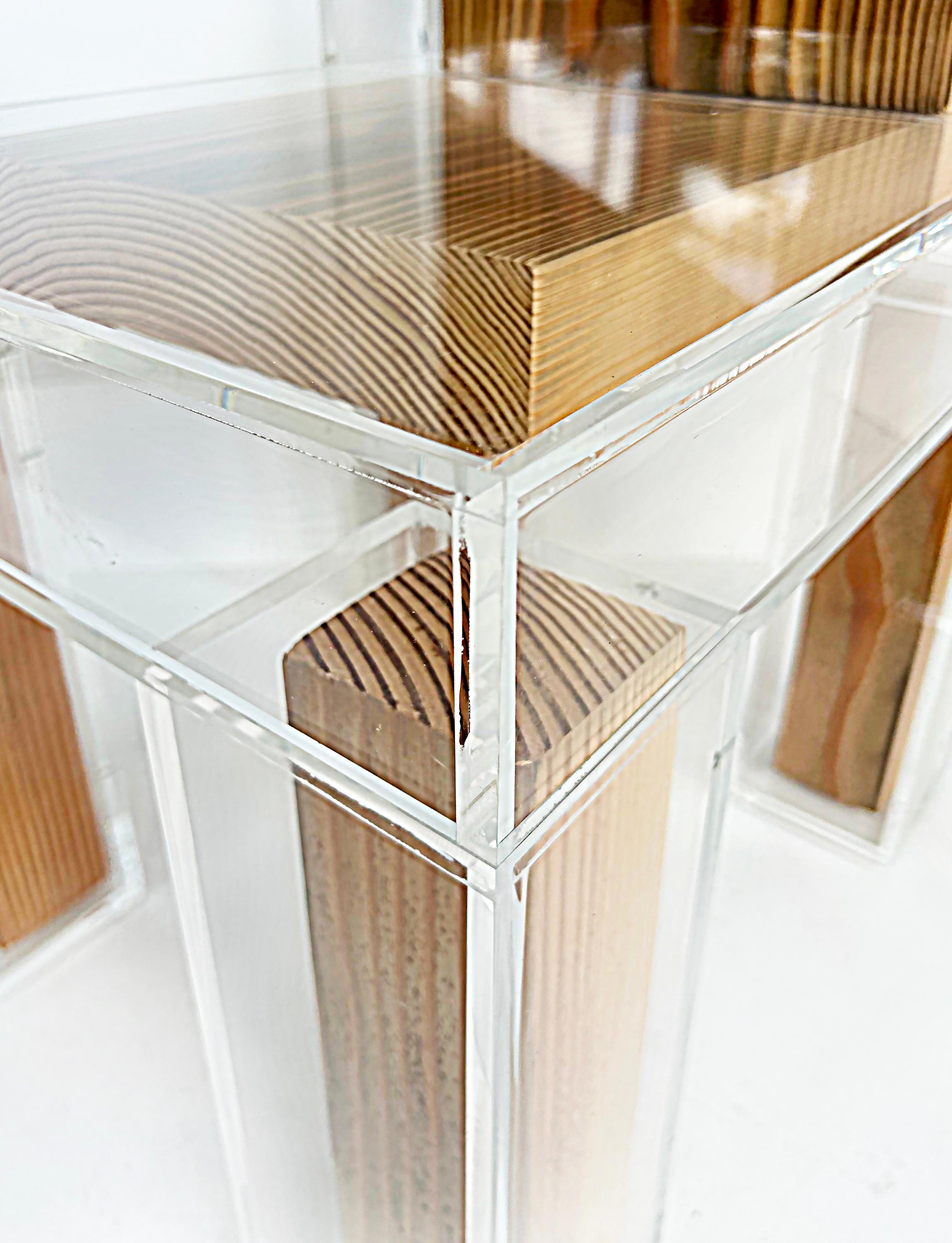 Maßgefertigter skulpturaler Stuhl aus Lucite und Holz im Angebot 3
