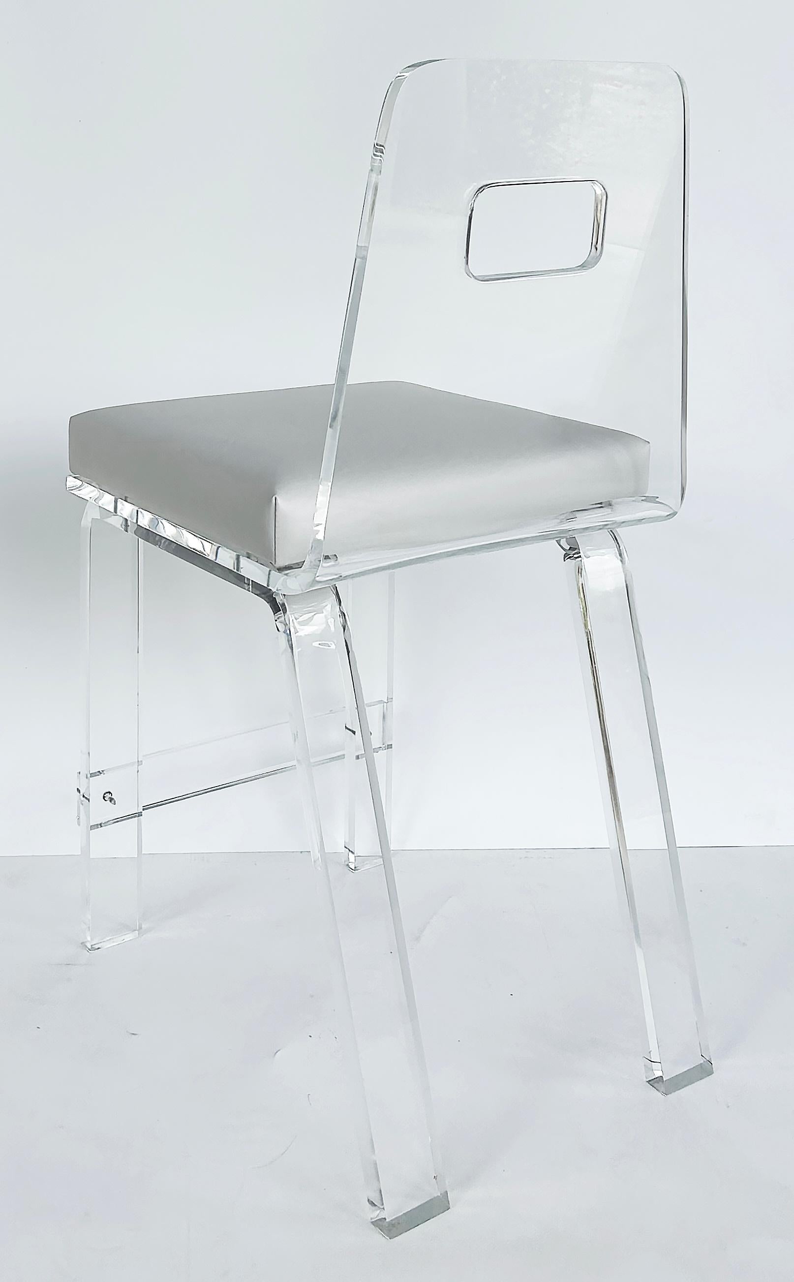 CUSTOM MADE Lucite Thekenhocker, einzeln erhältlich, zwei Wochen Vorlaufzeit (amerikanisch) im Angebot
