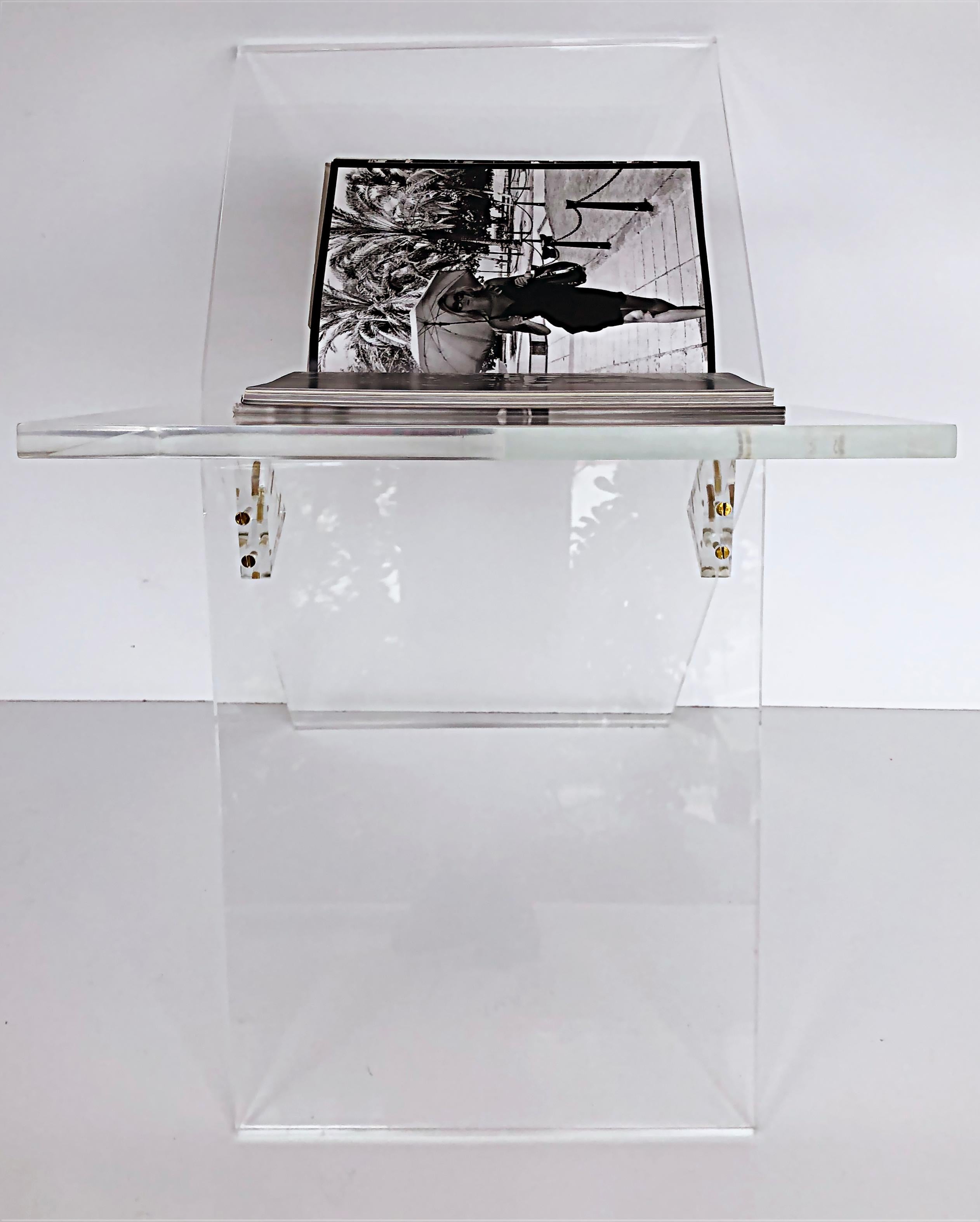 Moderne CUSTOM MADE Stand pour livre de table basse surdimensionnée en Lucite pour Taschen Sumos en vente