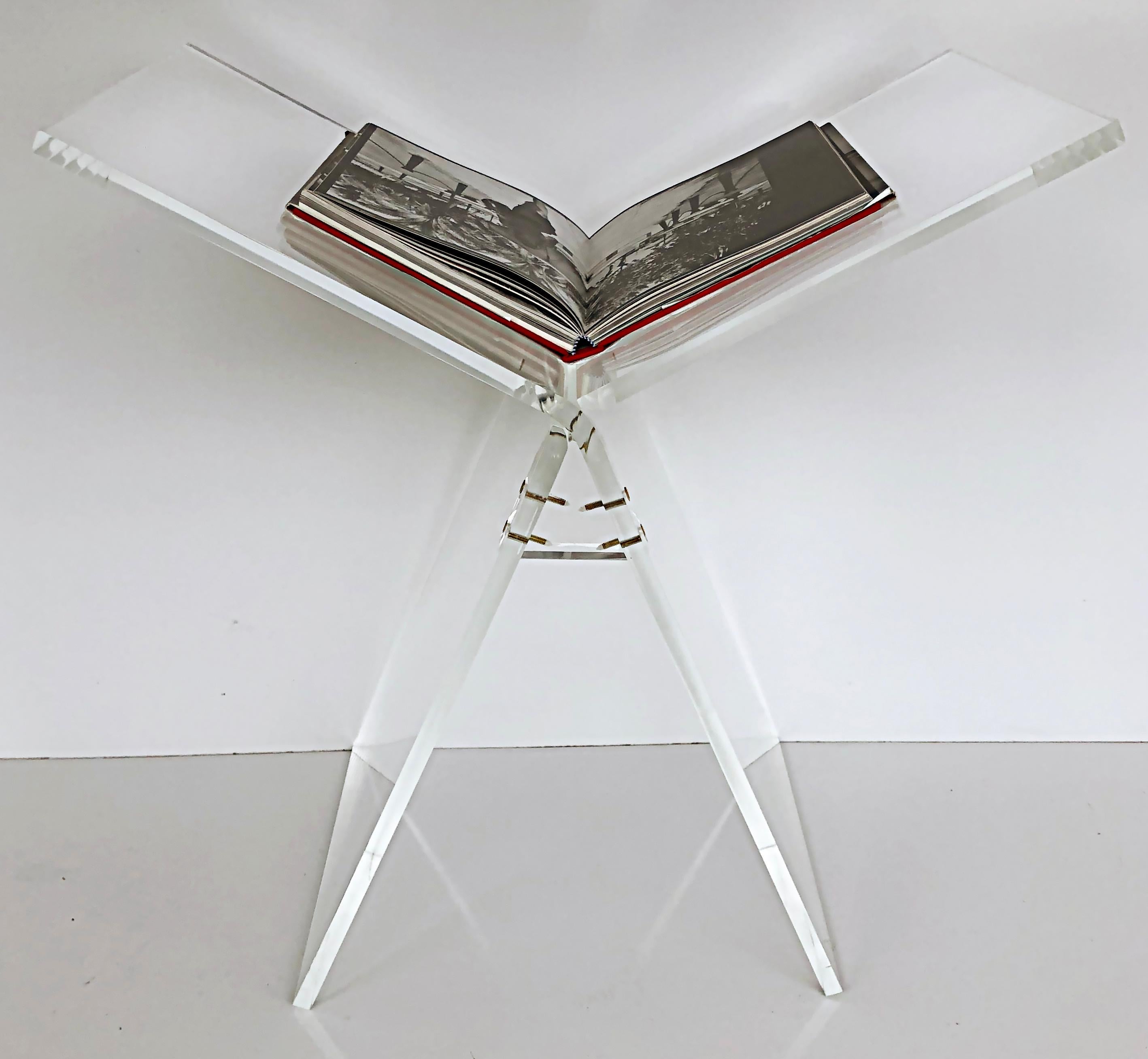 CUSTOM MADE Stand pour livre de table basse surdimensionnée en Lucite pour Taschen Sumos Neuf - En vente à Miami, FL