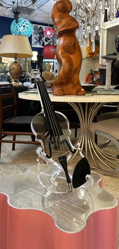 Made in Edit CUSTOM MADE Sculpture de violon en lucite sur pied Signée, numérotée Edition #1/10