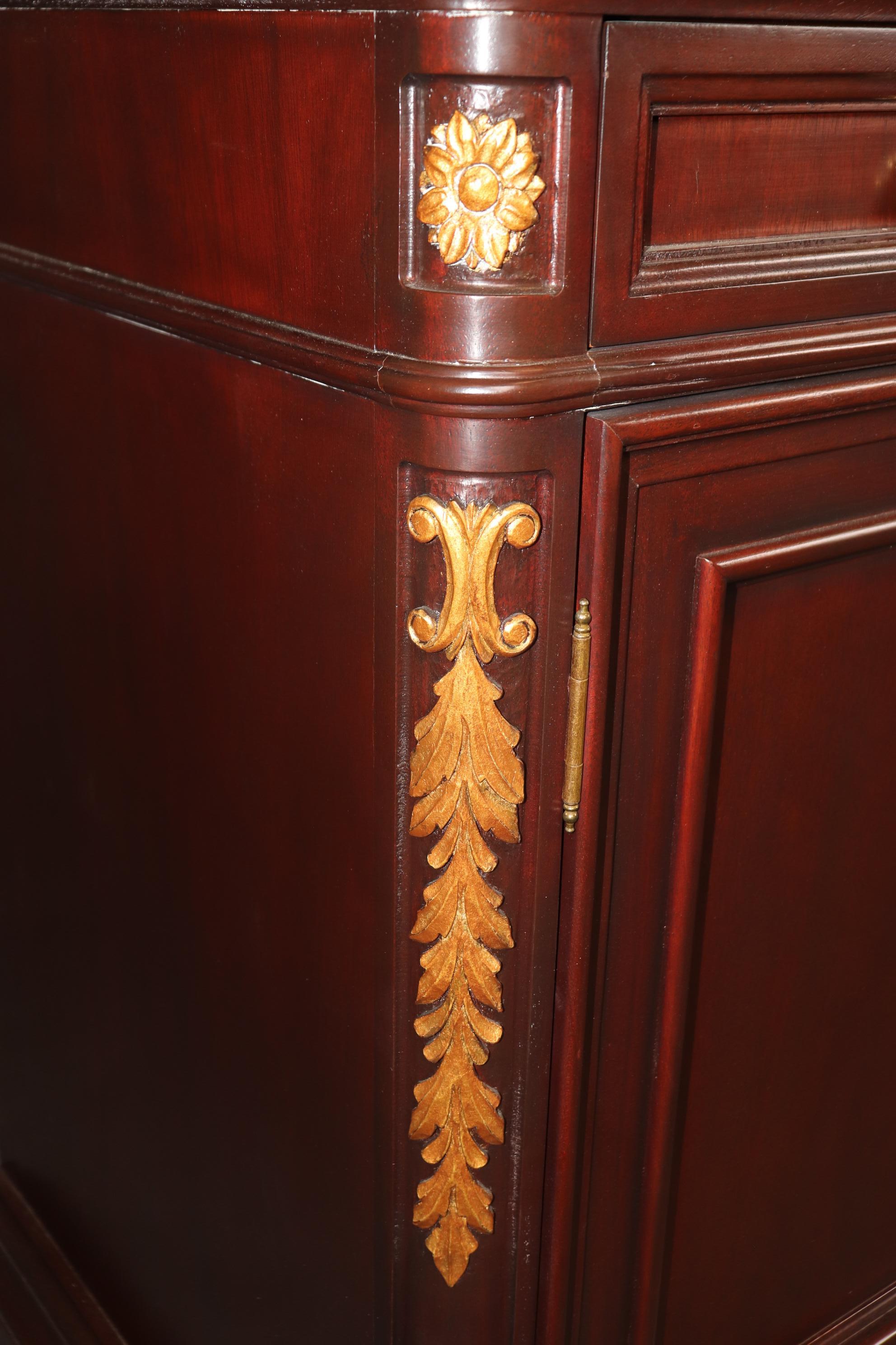 Buffet en acajou sculpté de style Directoire français et doré sur mesure en vente 4