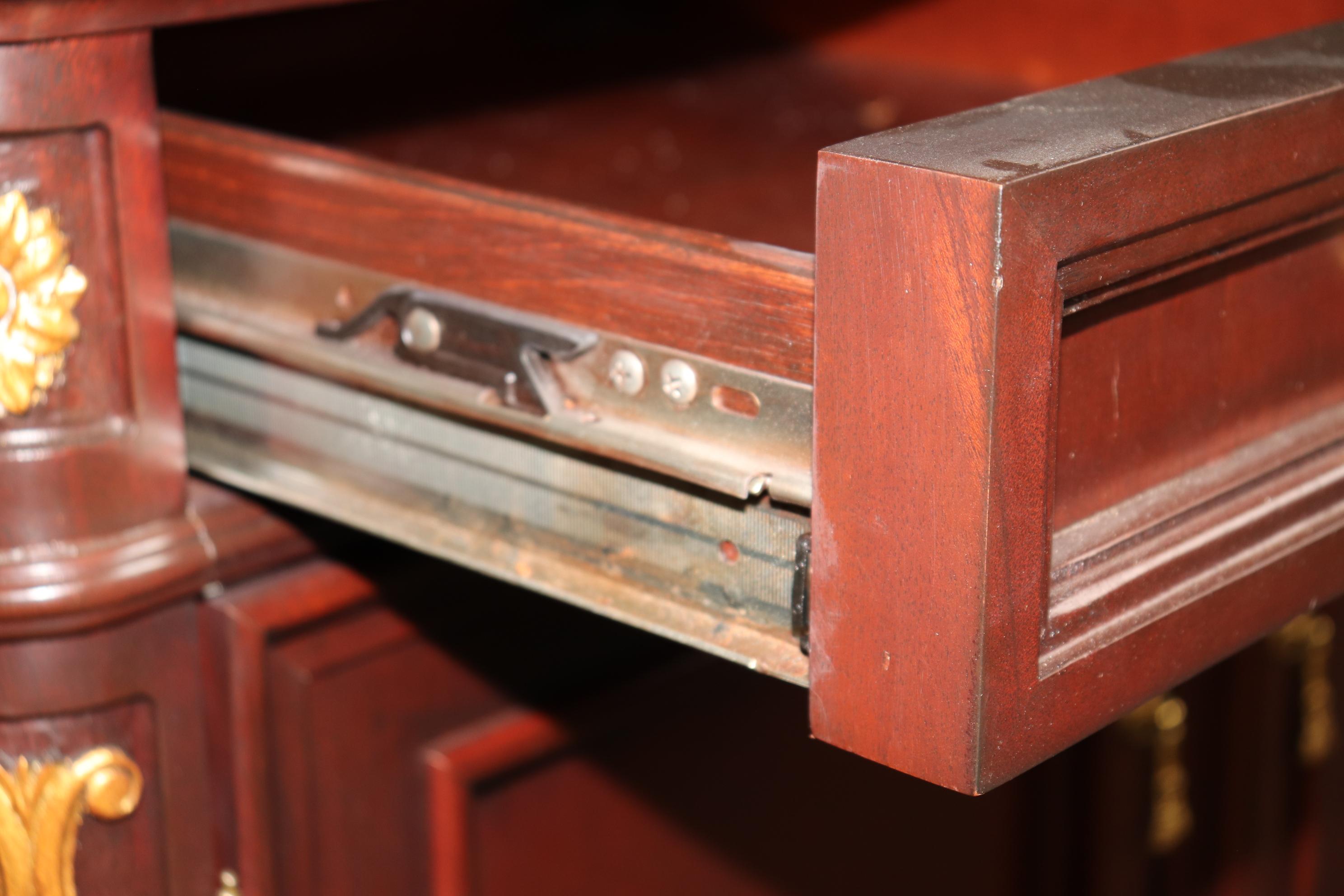 Buffet en acajou sculpté de style Directoire français et doré sur mesure en vente 6