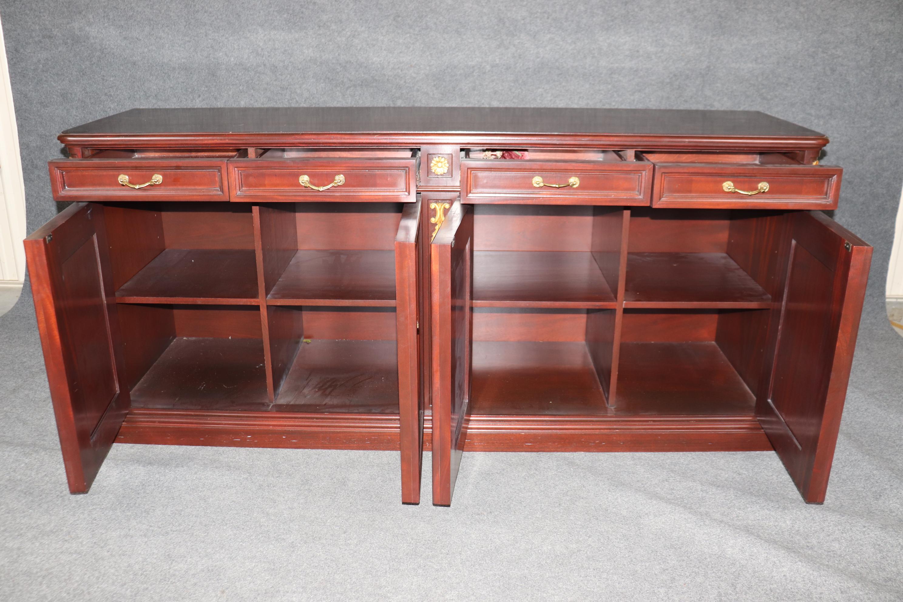 Européen Buffet en acajou sculpté de style Directoire français et doré sur mesure en vente