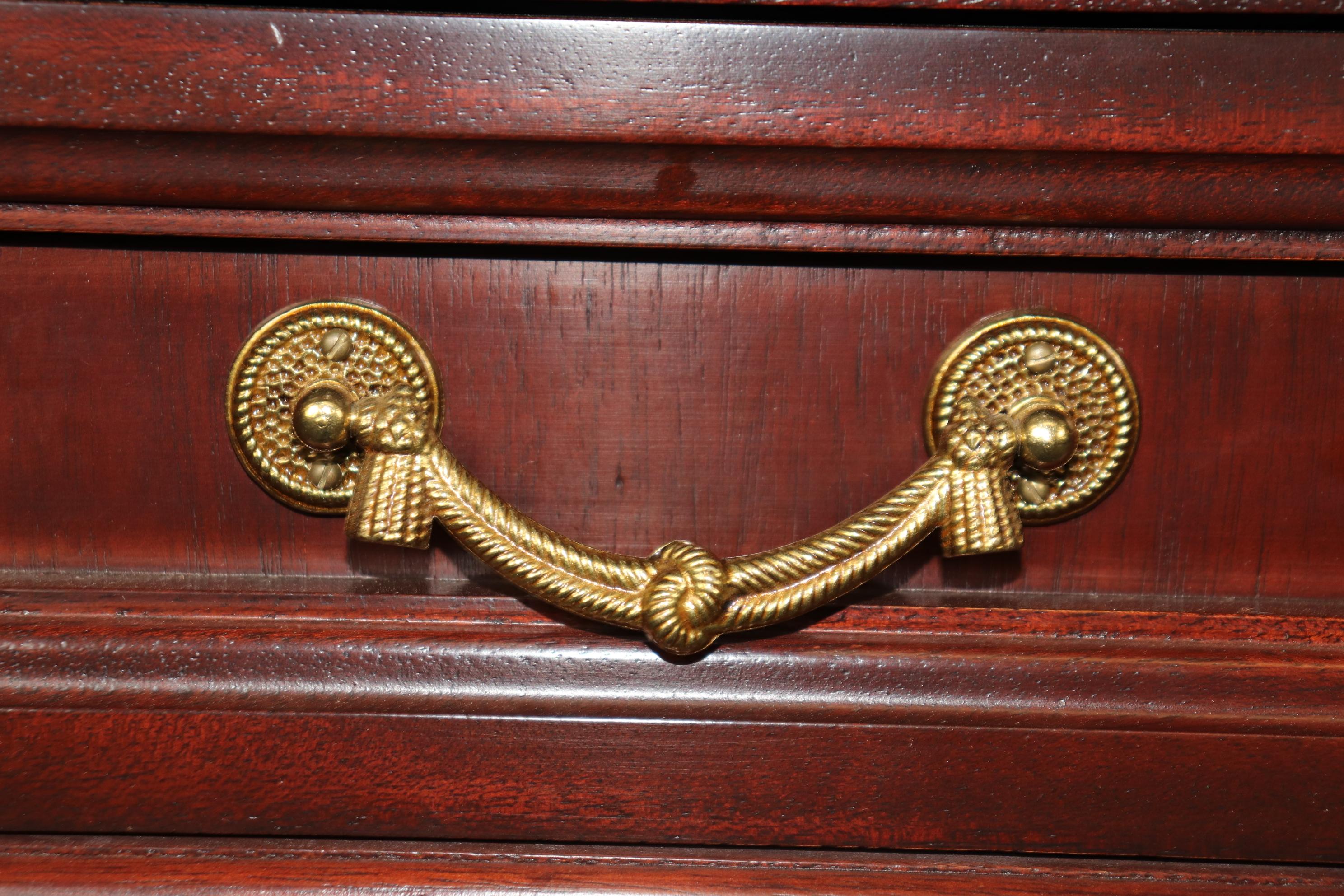 Buffet en acajou sculpté de style Directoire français et doré sur mesure Bon état - En vente à Swedesboro, NJ