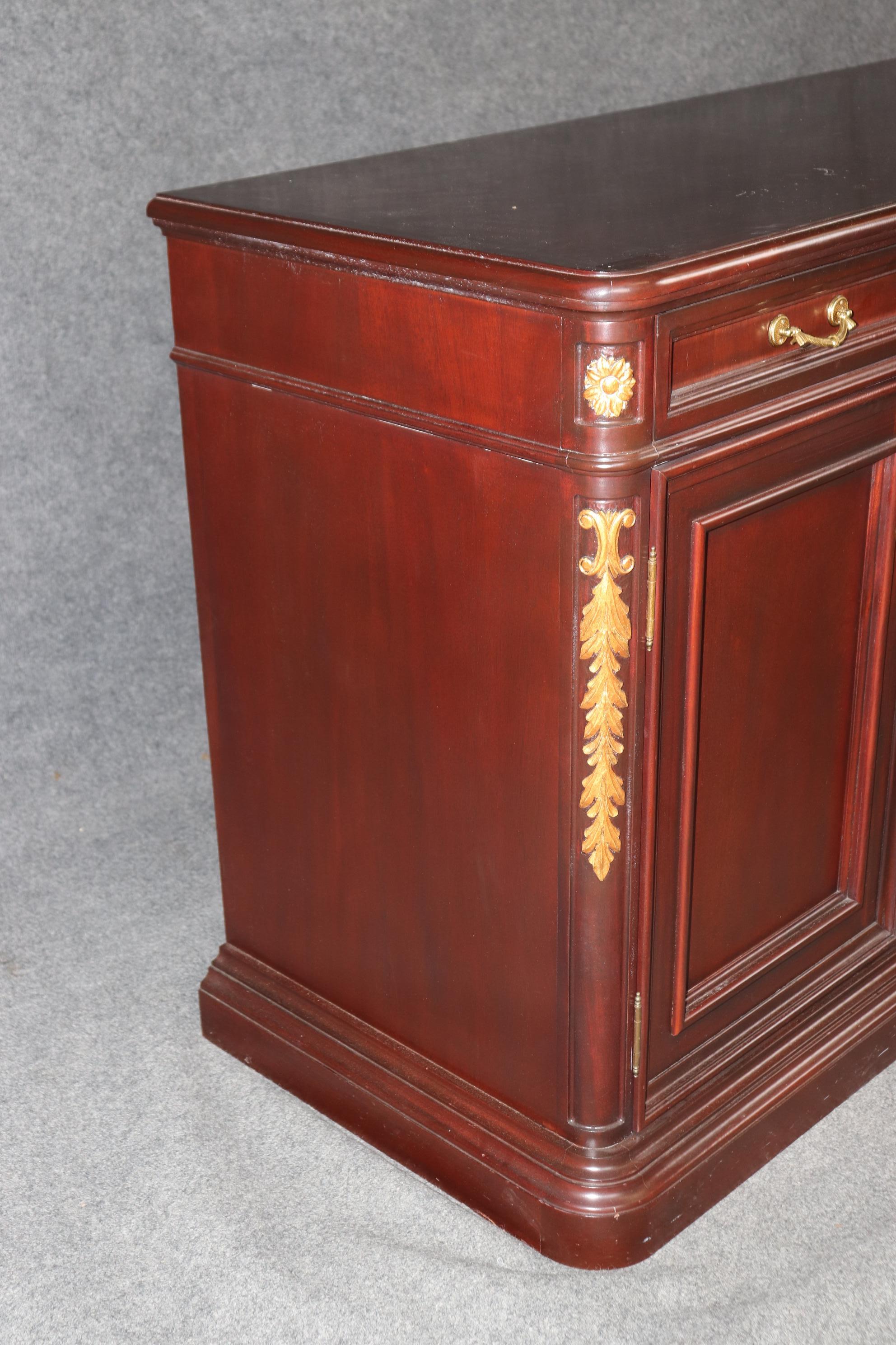 Fin du 20e siècle Buffet en acajou sculpté de style Directoire français et doré sur mesure en vente