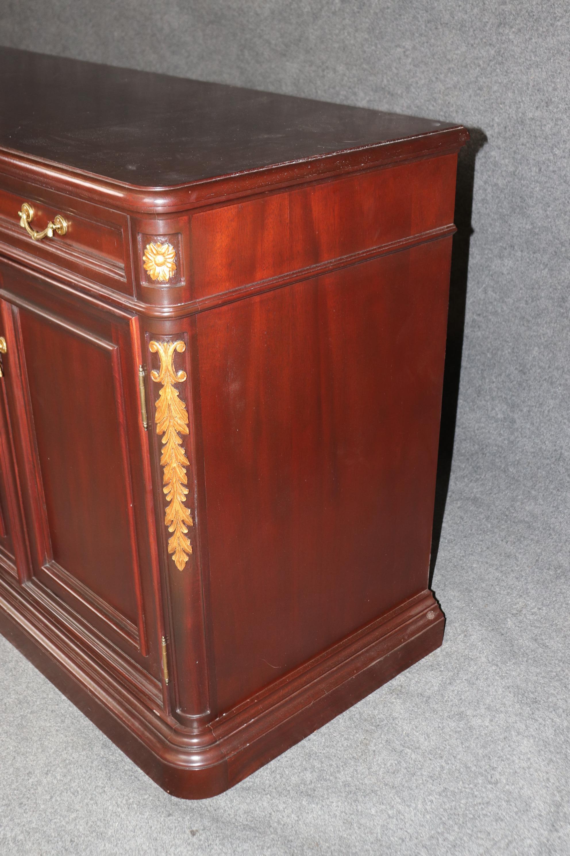 Acajou Buffet en acajou sculpté de style Directoire français et doré sur mesure en vente