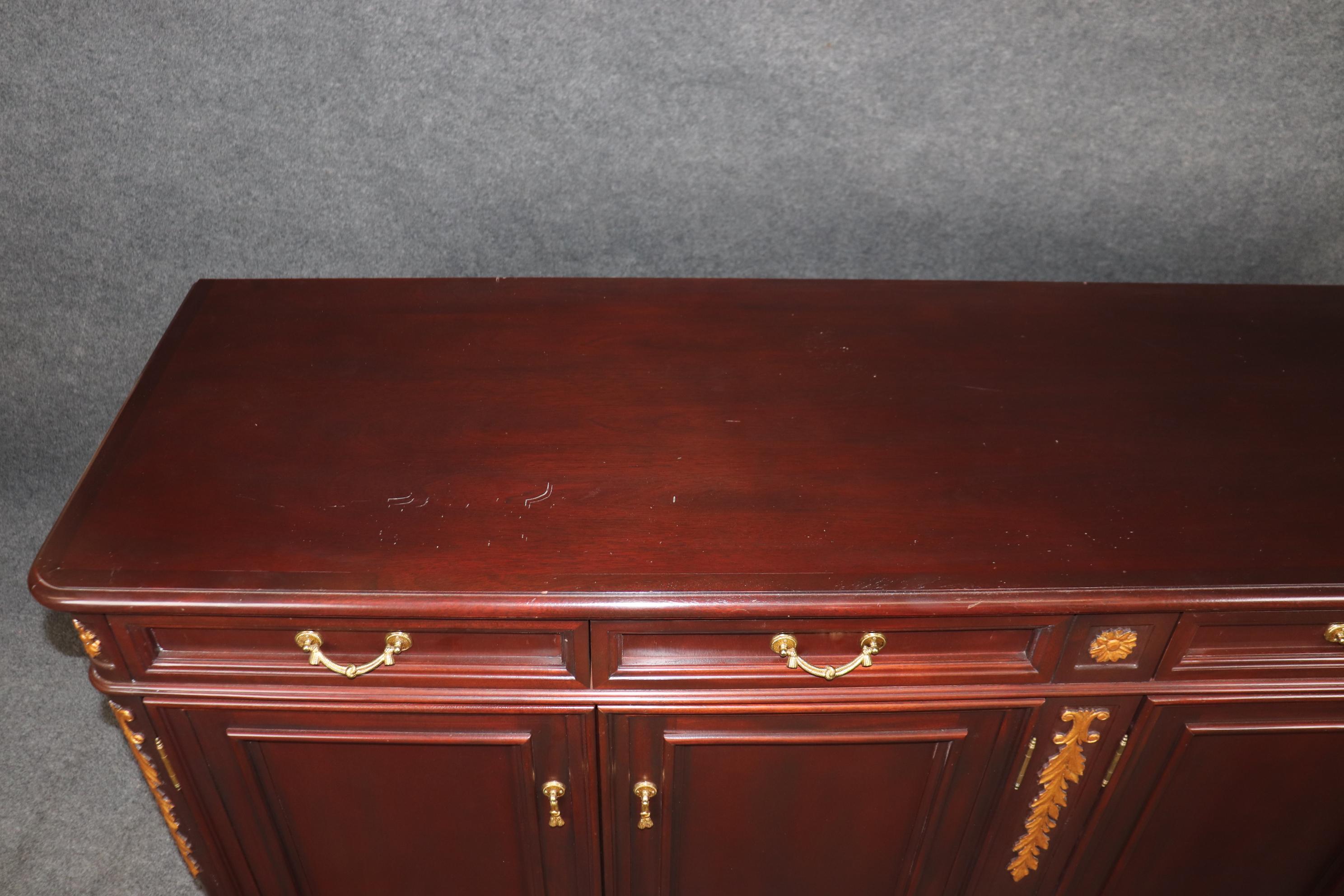 Buffet en acajou sculpté de style Directoire français et doré sur mesure en vente 1