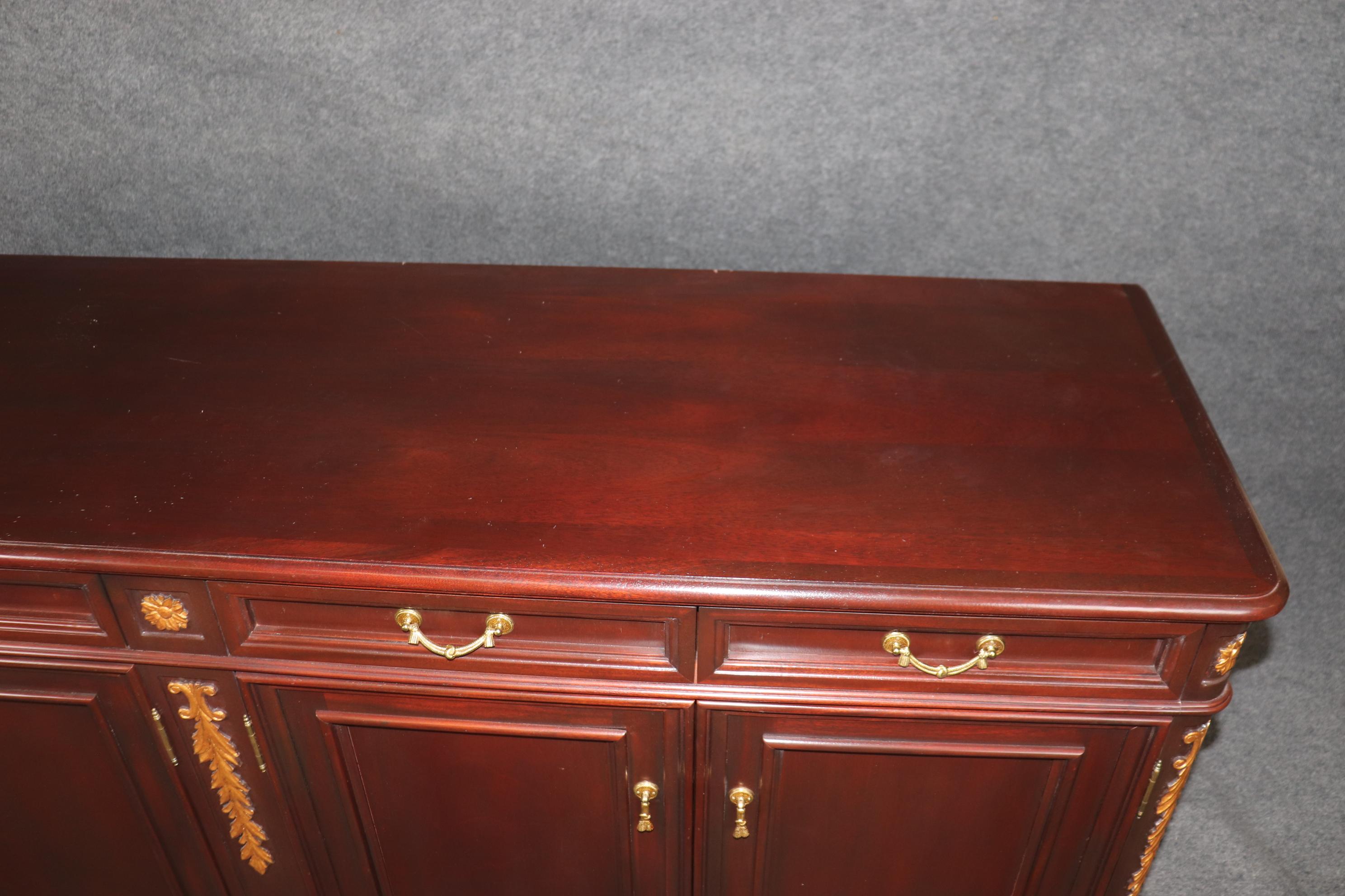 Buffet en acajou sculpté de style Directoire français et doré sur mesure en vente 2