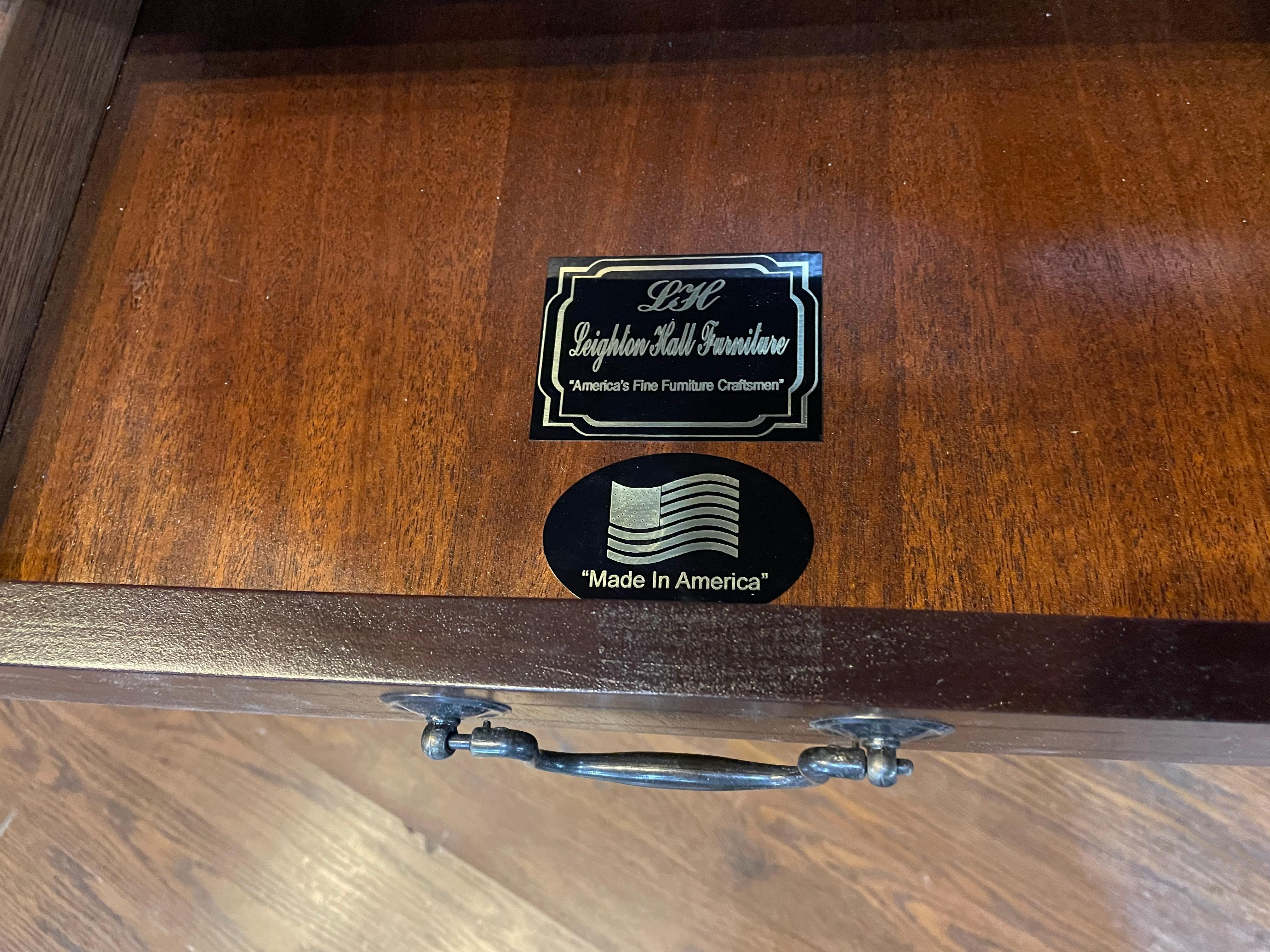 Américain Table console en acajou faite sur-mesure de style Hepplewhite  en vente