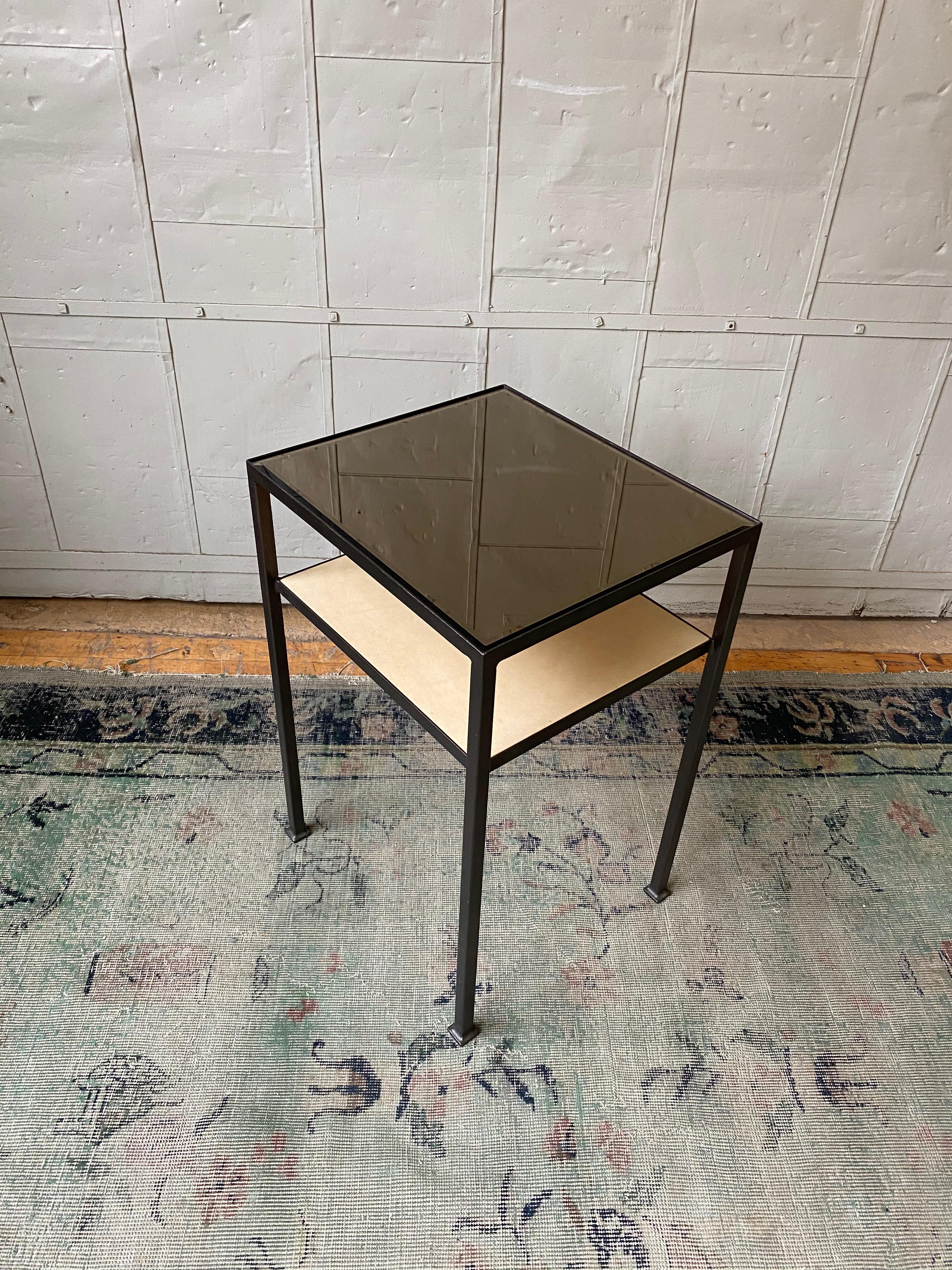 Américain Table de nuit ou table d'appoint Marcelo faite sur-mesure en vente