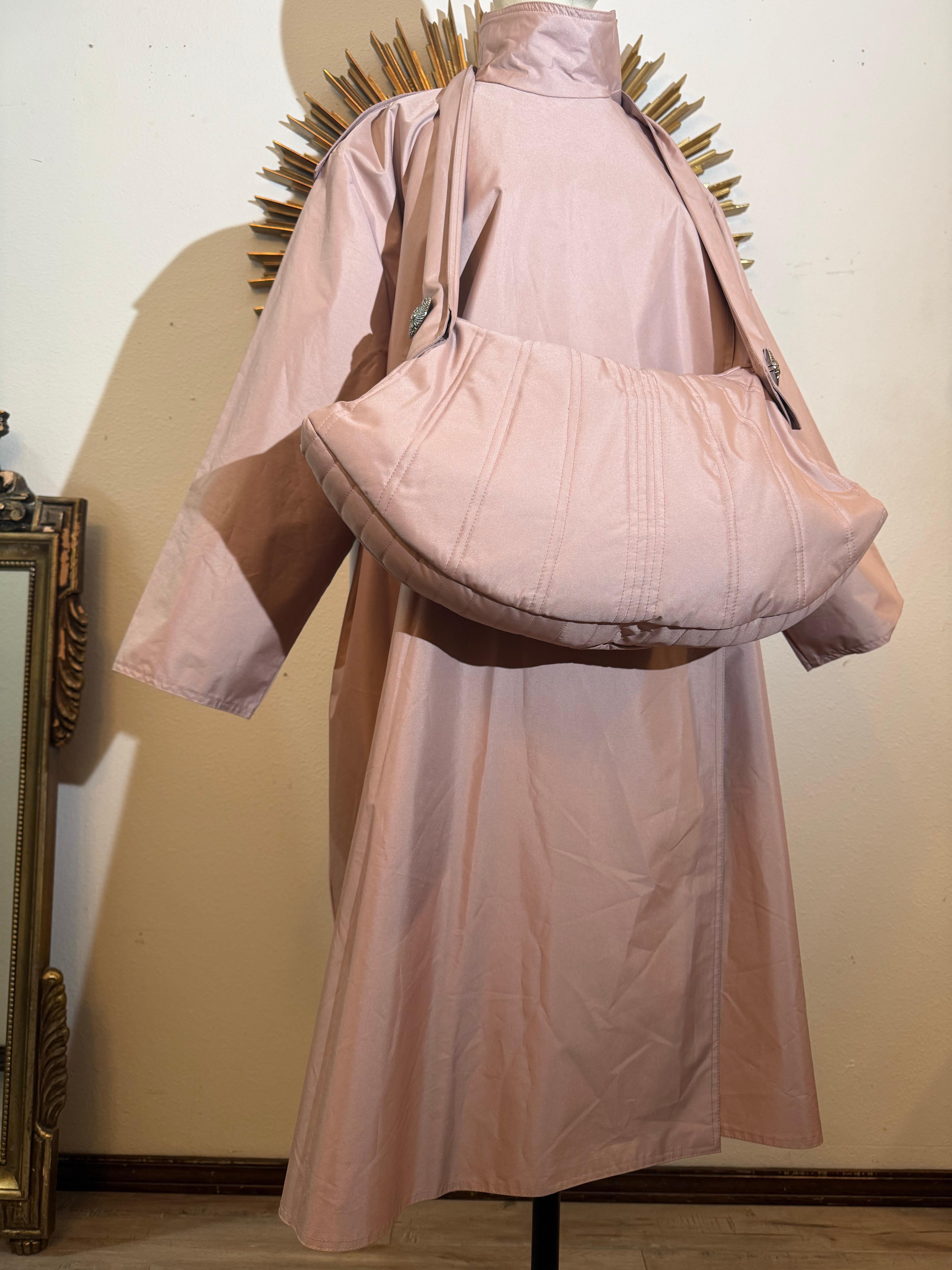 Custom Made Mauve Silk Weatherized Trapeze Coat w Matching Shoulderbag Handbag For Sale 10