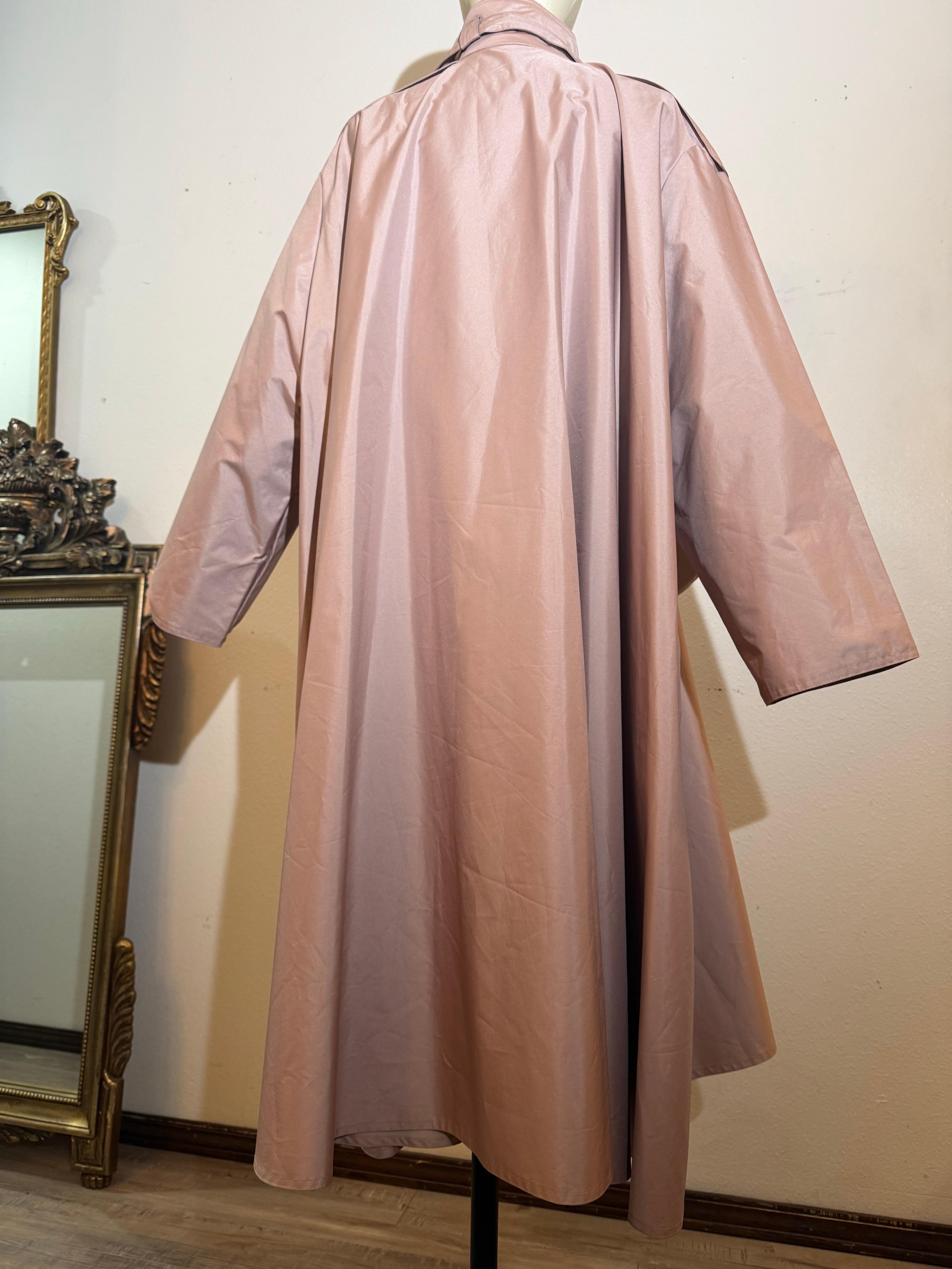 Custom Made Mauve Silk Weatherized Trapeze Coat w Matching Shoulderbag Handbag For Sale 13