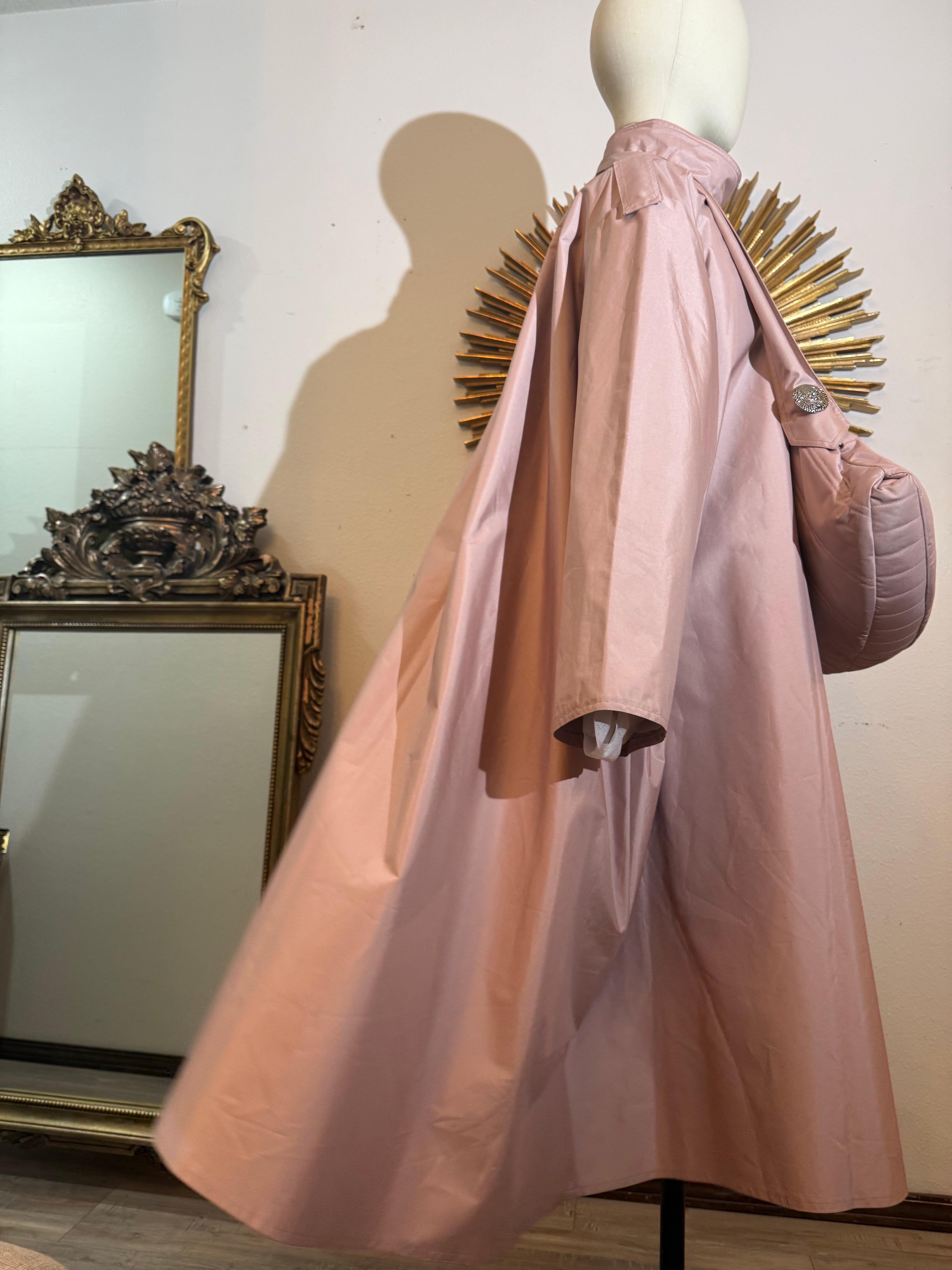 Custom Made Mauve Silk Weatherized Trapeze Coat w Matching Shoulderbag Handbag For Sale 14