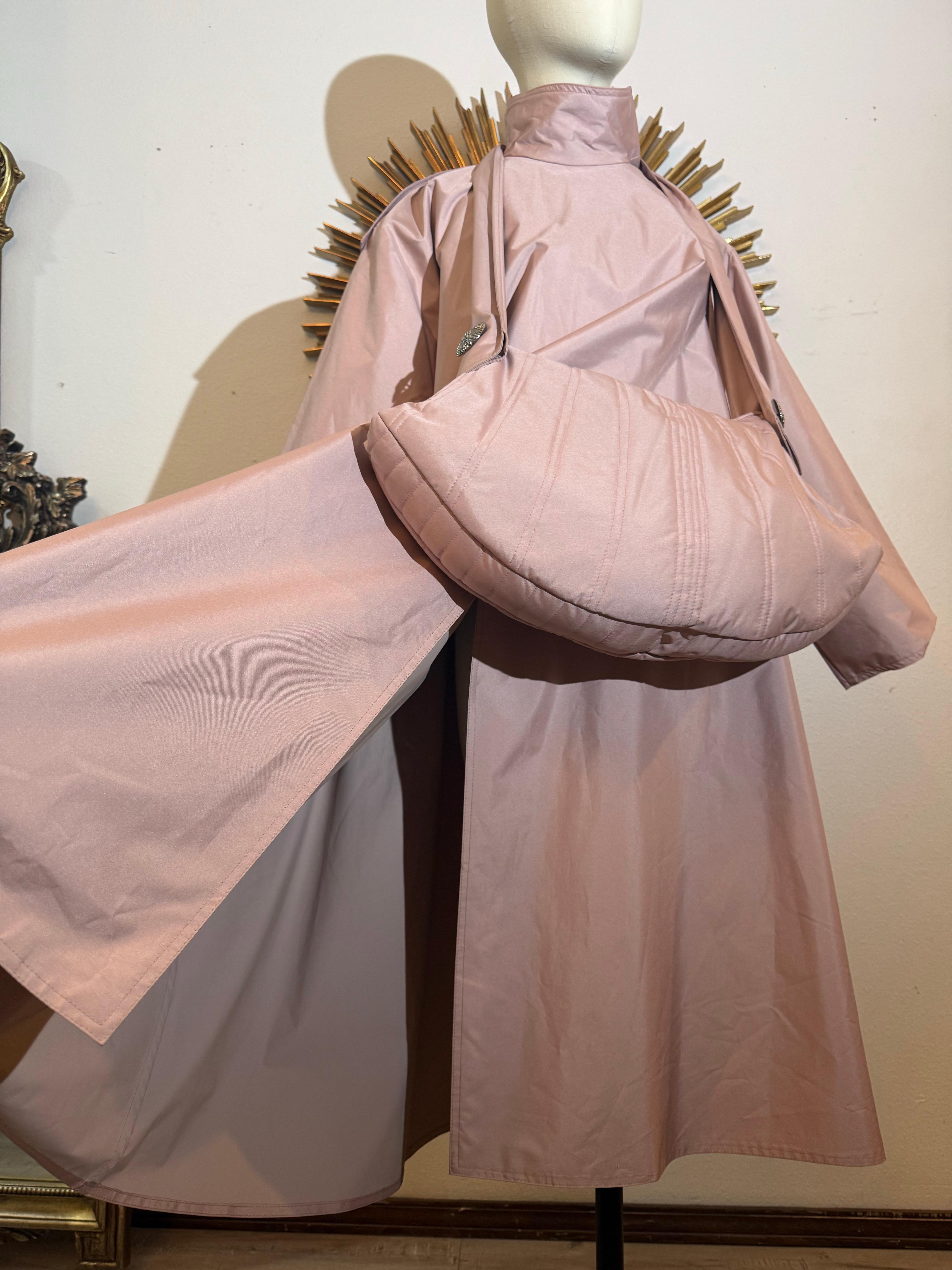 Custom Made Mauve Silk Weatherized Trapeze Coat w Matching Shoulderbag Handbag In Excellent Condition For Sale In Gresham, OR