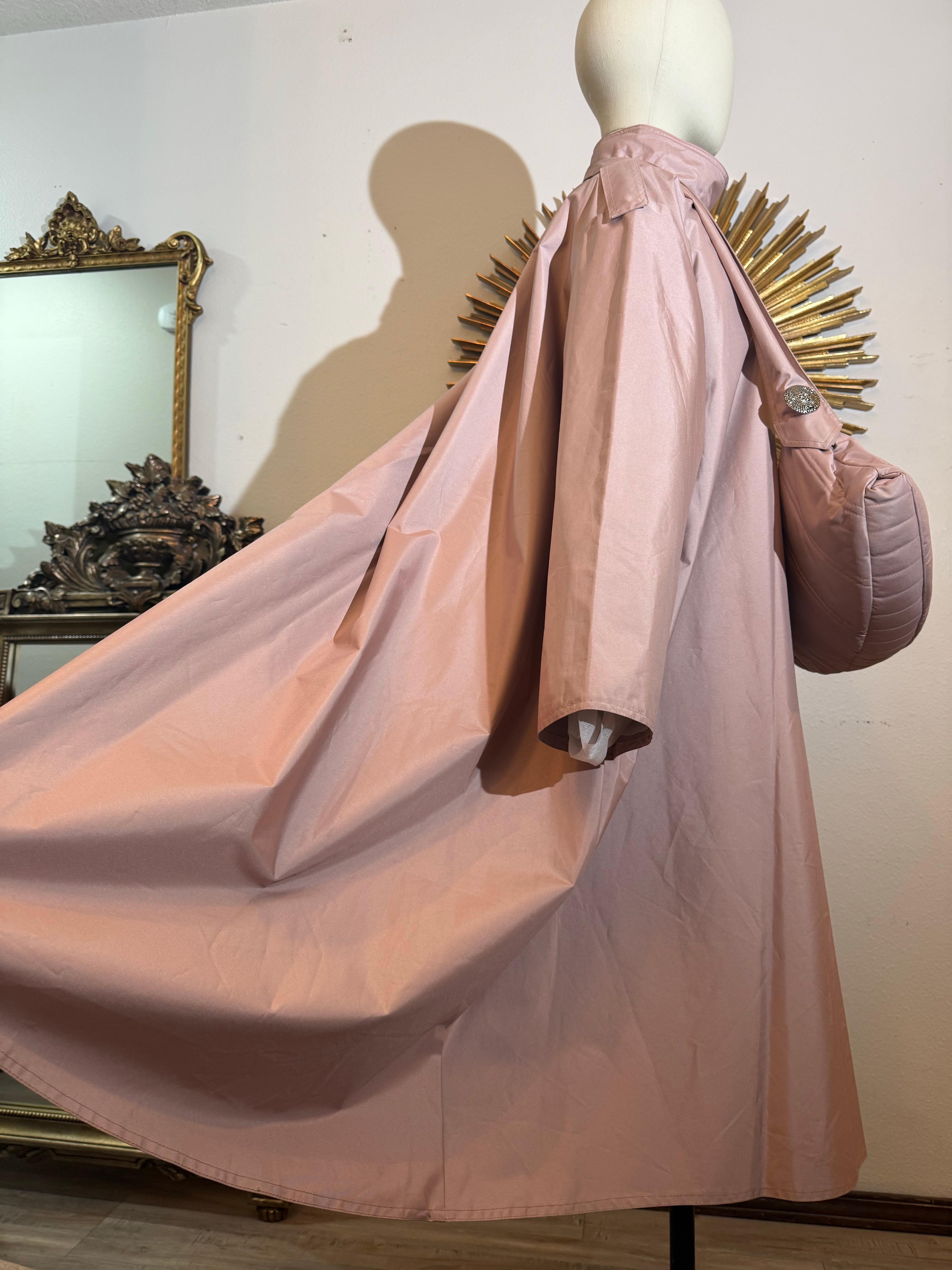 Custom Made Mauve Silk Weatherized Trapeze Coat w Matching Shoulderbag Handbag For Sale 1