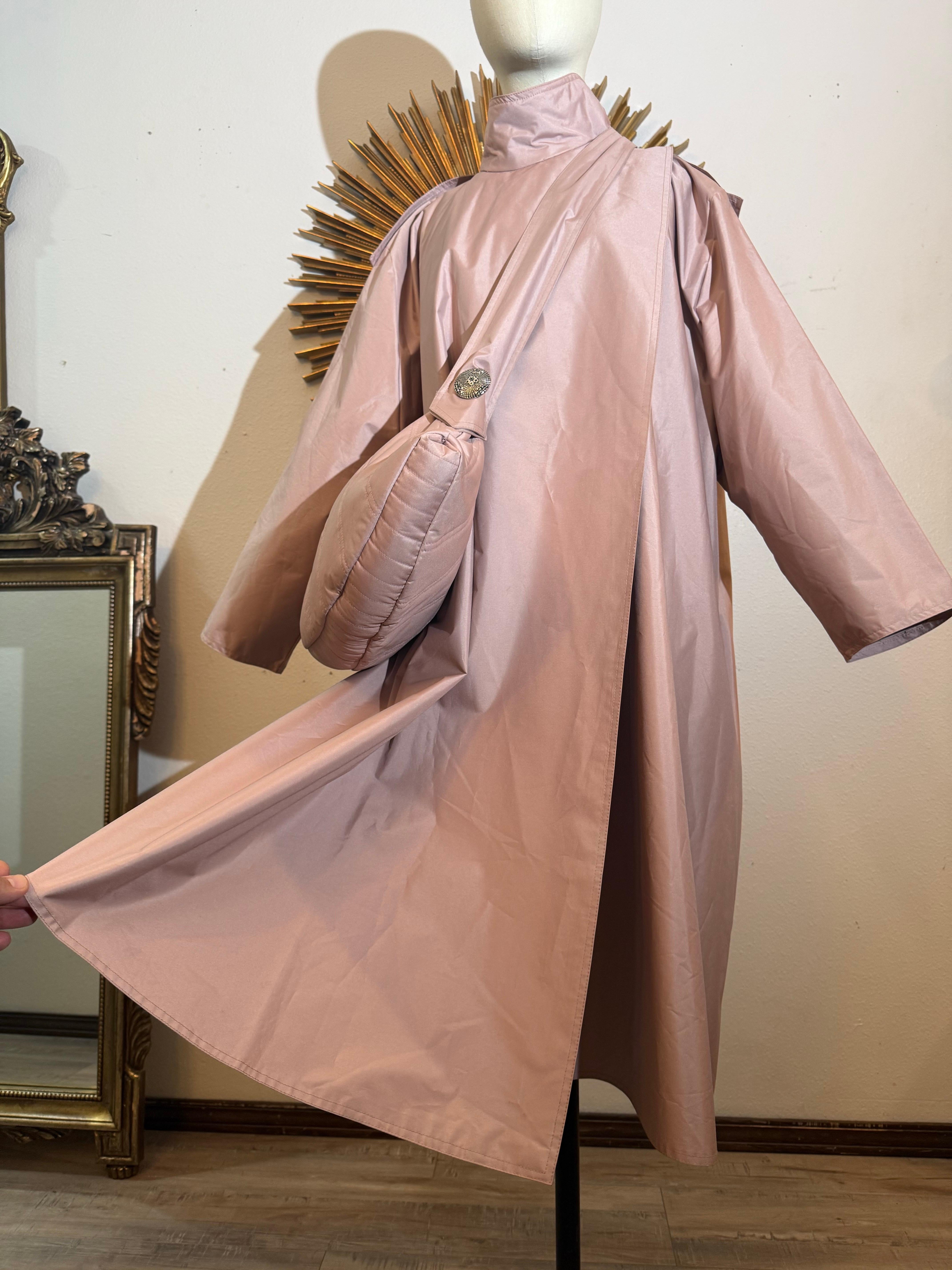 Custom Made Mauve Silk Weatherized Trapeze Coat w Matching Shoulderbag Handbag For Sale 2