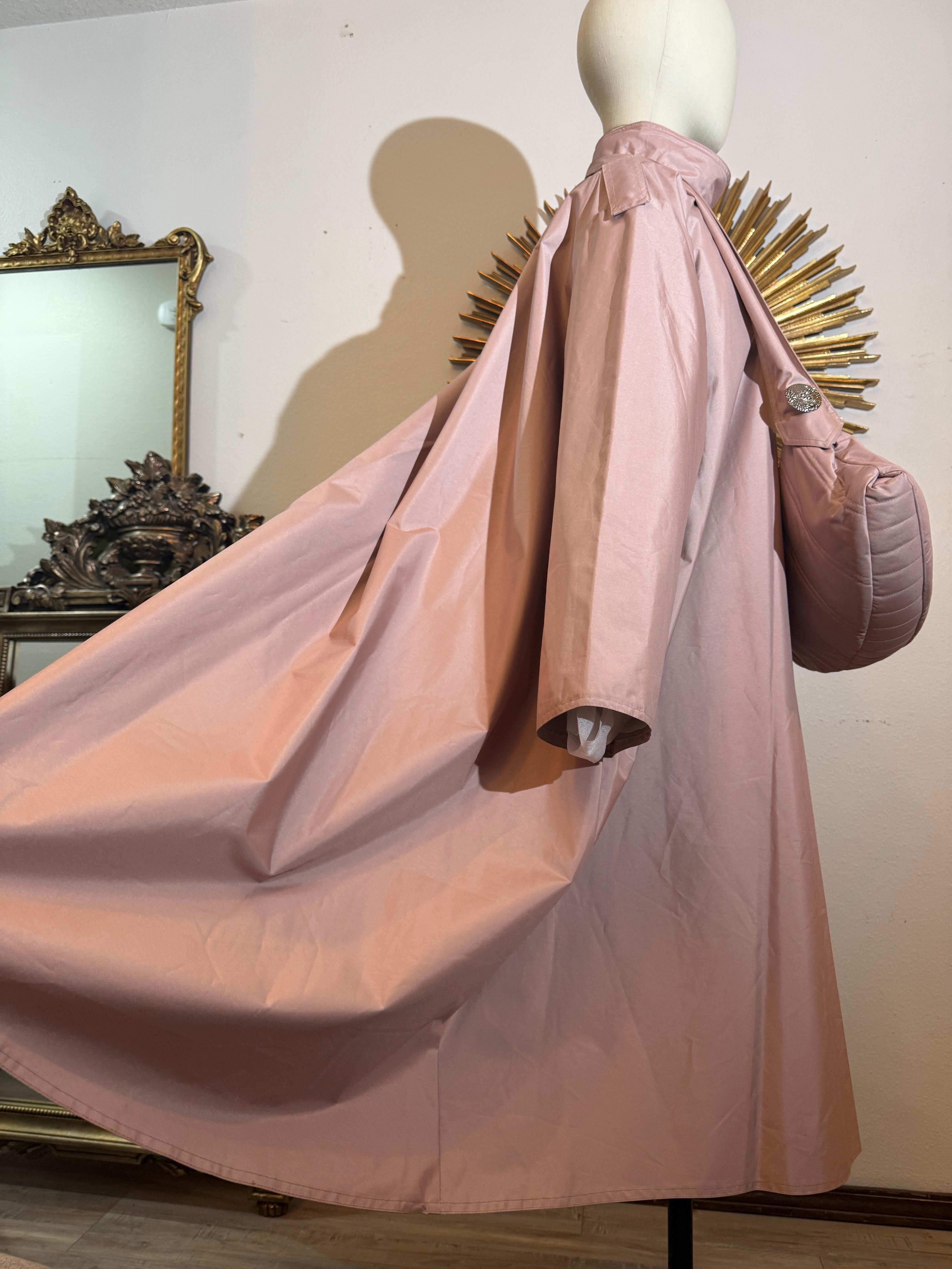 Custom Made Mauve Silk Weatherized Trapeze Coat w Matching Shoulderbag Handbag For Sale 3