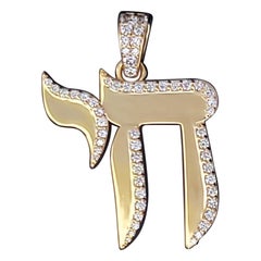 Maßgefertigter mittelgroßer Chai-Anhänger mit Diamanten aus 14-karätigem Gelbgold