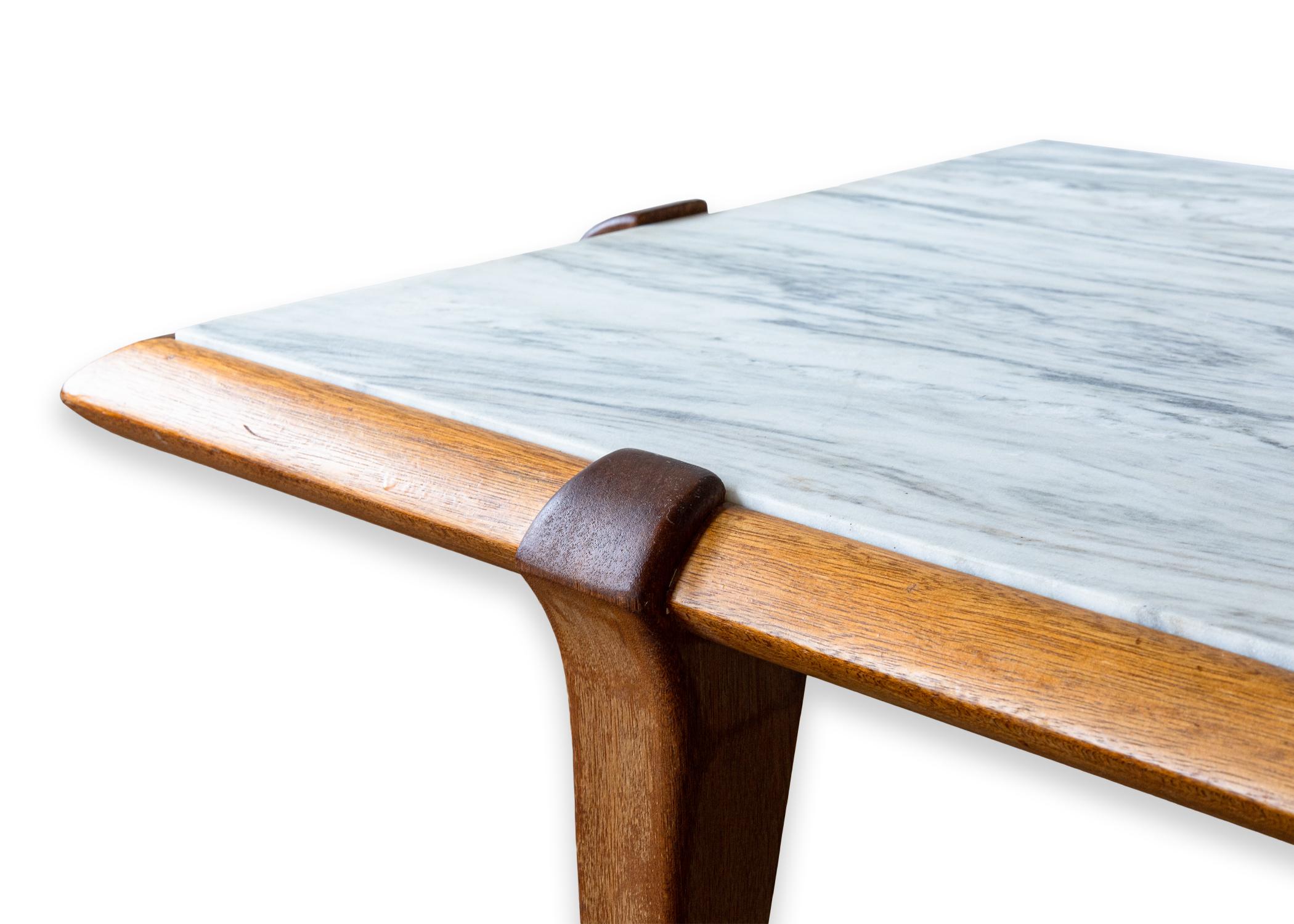 20ième siècle CUSTOM MADE Table d'appoint à café carrée en marbre et en Oak, fabriquée sur mesure au milieu du siècle dernier en vente