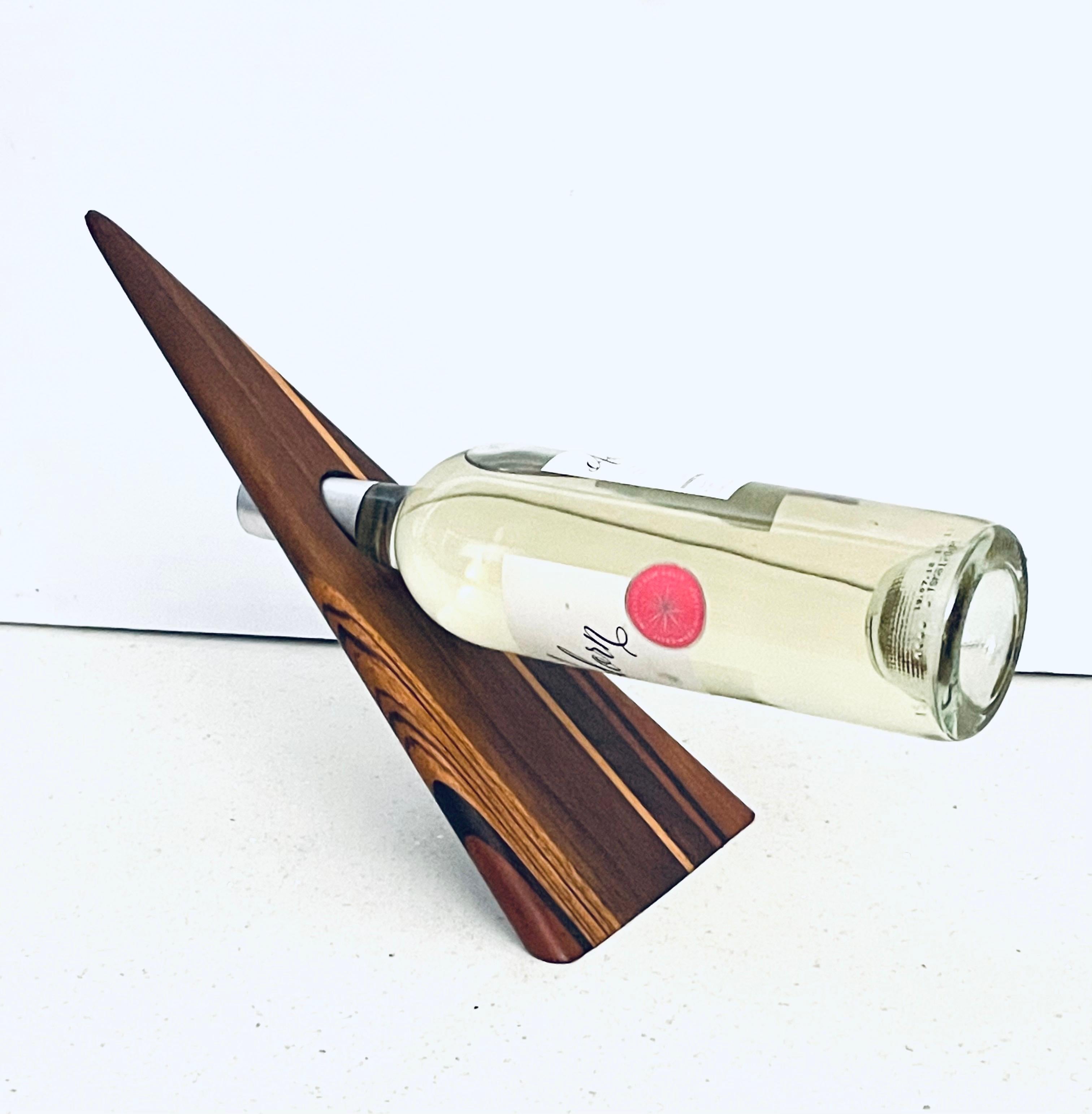 Eine sehr coole Mischung Massivholz schwimmende Flasche Weinhalter großes Design, schöne Maserung von Mischholz.