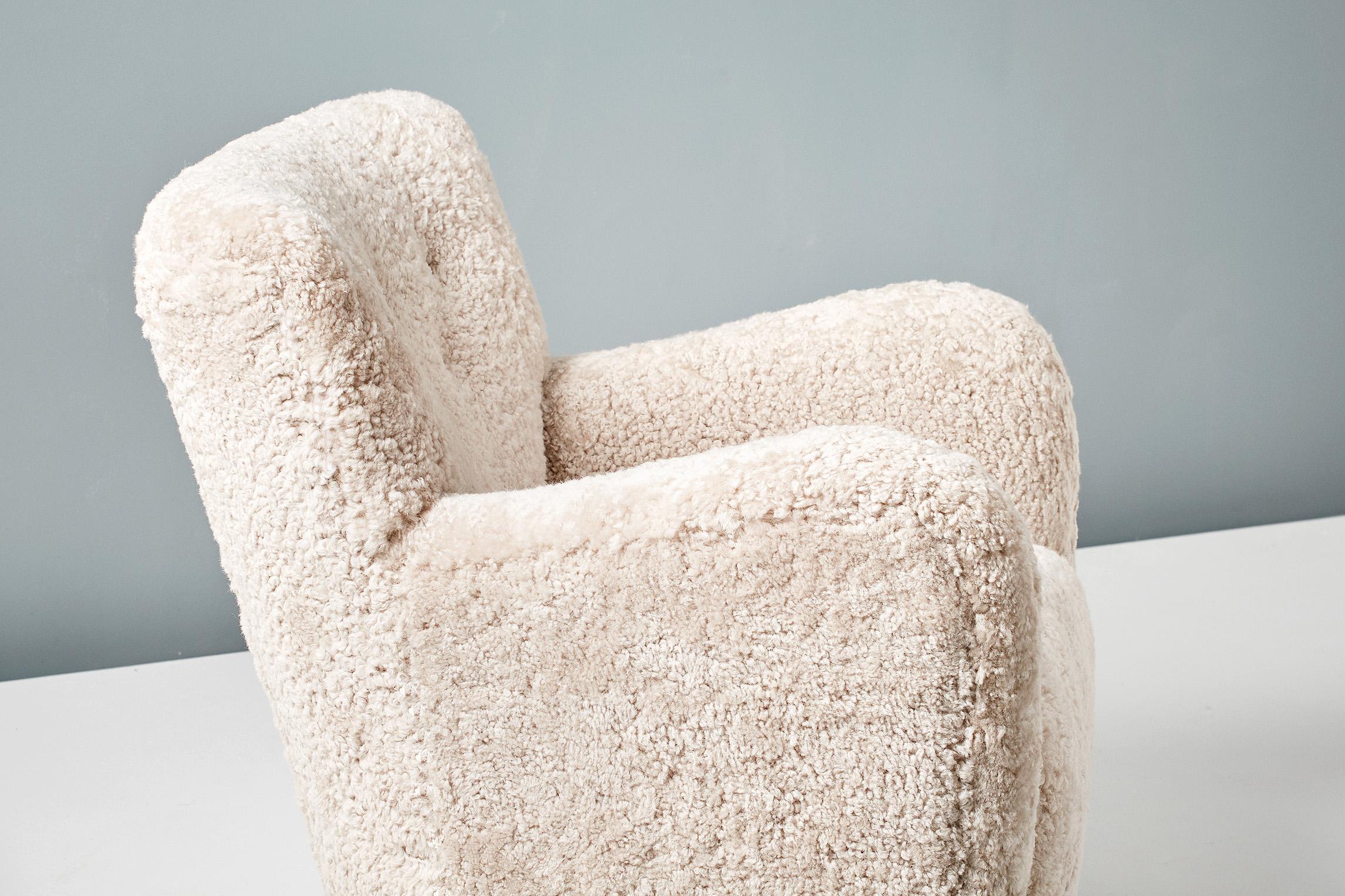 CUSTOM MADE Chaise longue et pouf en peau de mouton, modèle 54, faits sur mesure en vente 3