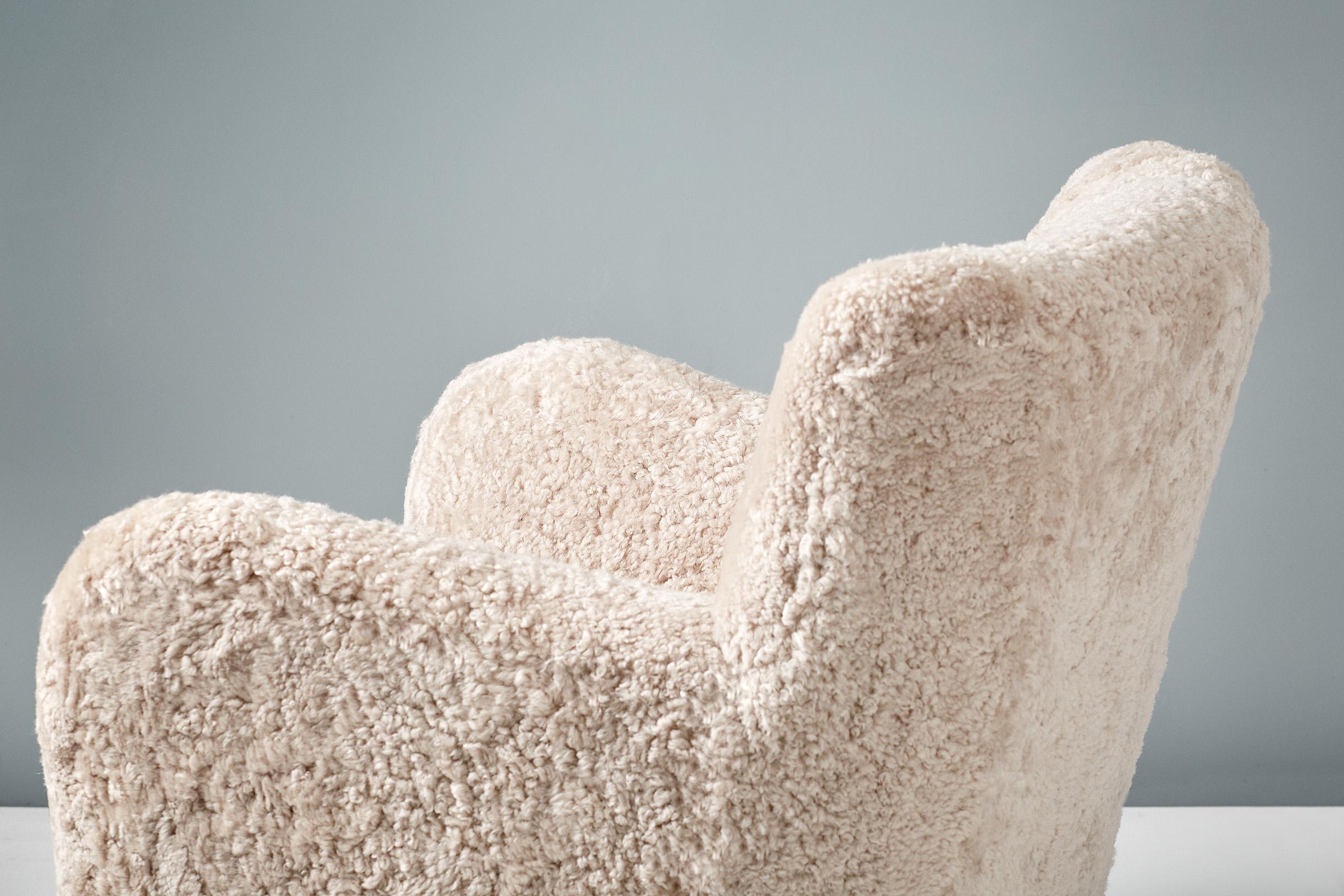 CUSTOM MADE Chaise longue et pouf en peau de mouton, modèle 54, faits sur mesure en vente 4