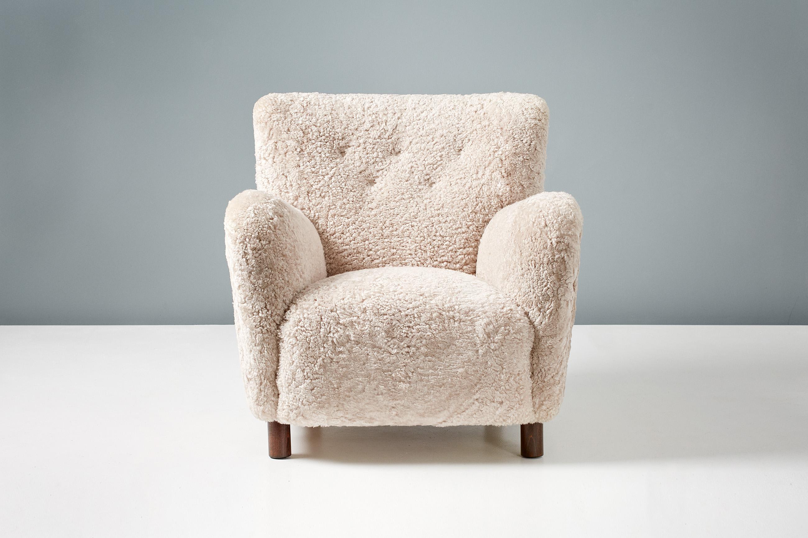 Britannique CUSTOM MADE Chaise longue et pouf en peau de mouton, modèle 54, faits sur mesure en vente