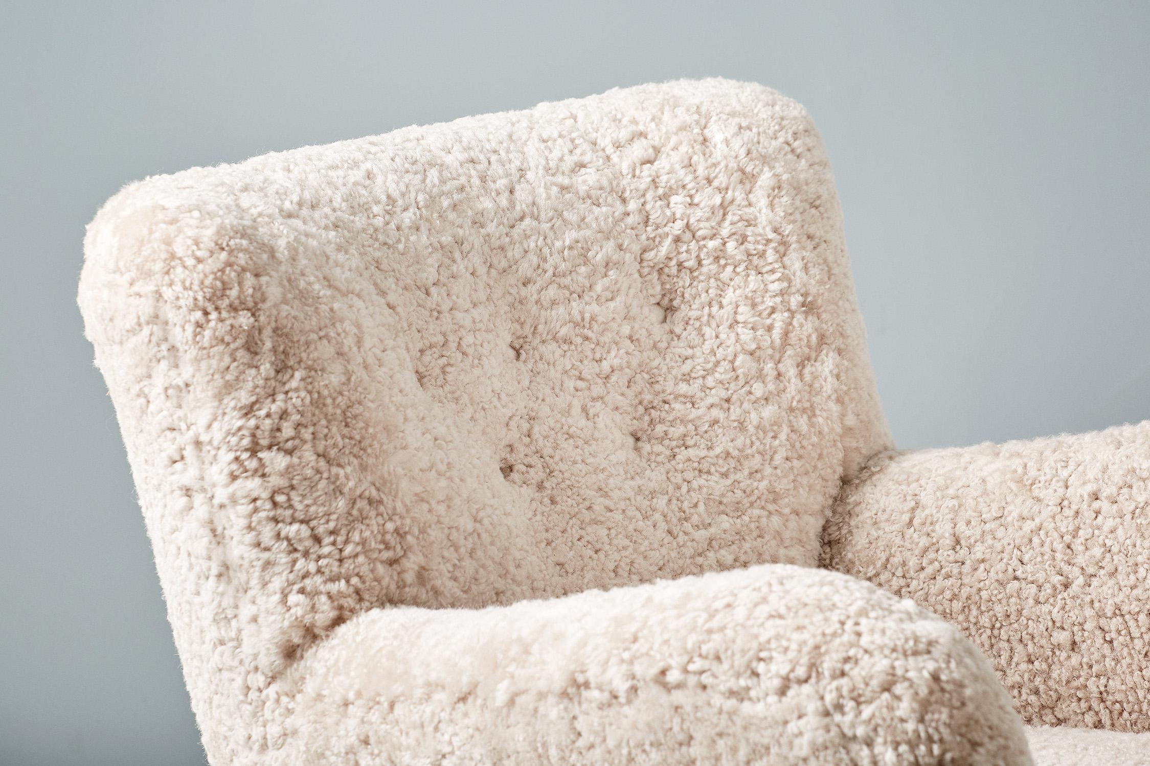 CUSTOM MADE Chaise longue et pouf en peau de mouton, modèle 54, faits sur mesure en vente 1