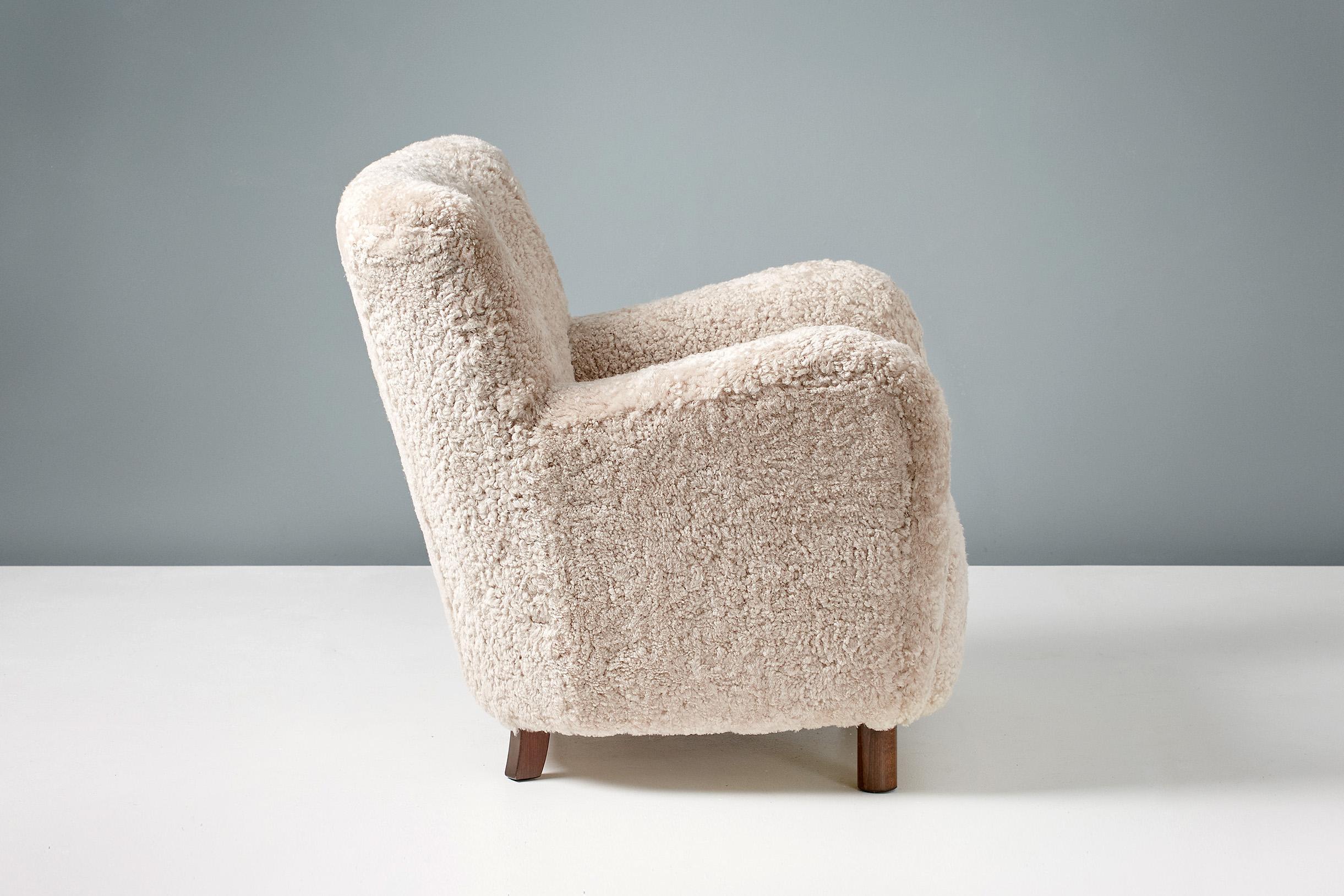 CUSTOM MADE Chaise longue et pouf en peau de mouton, modèle 54, faits sur mesure en vente 2