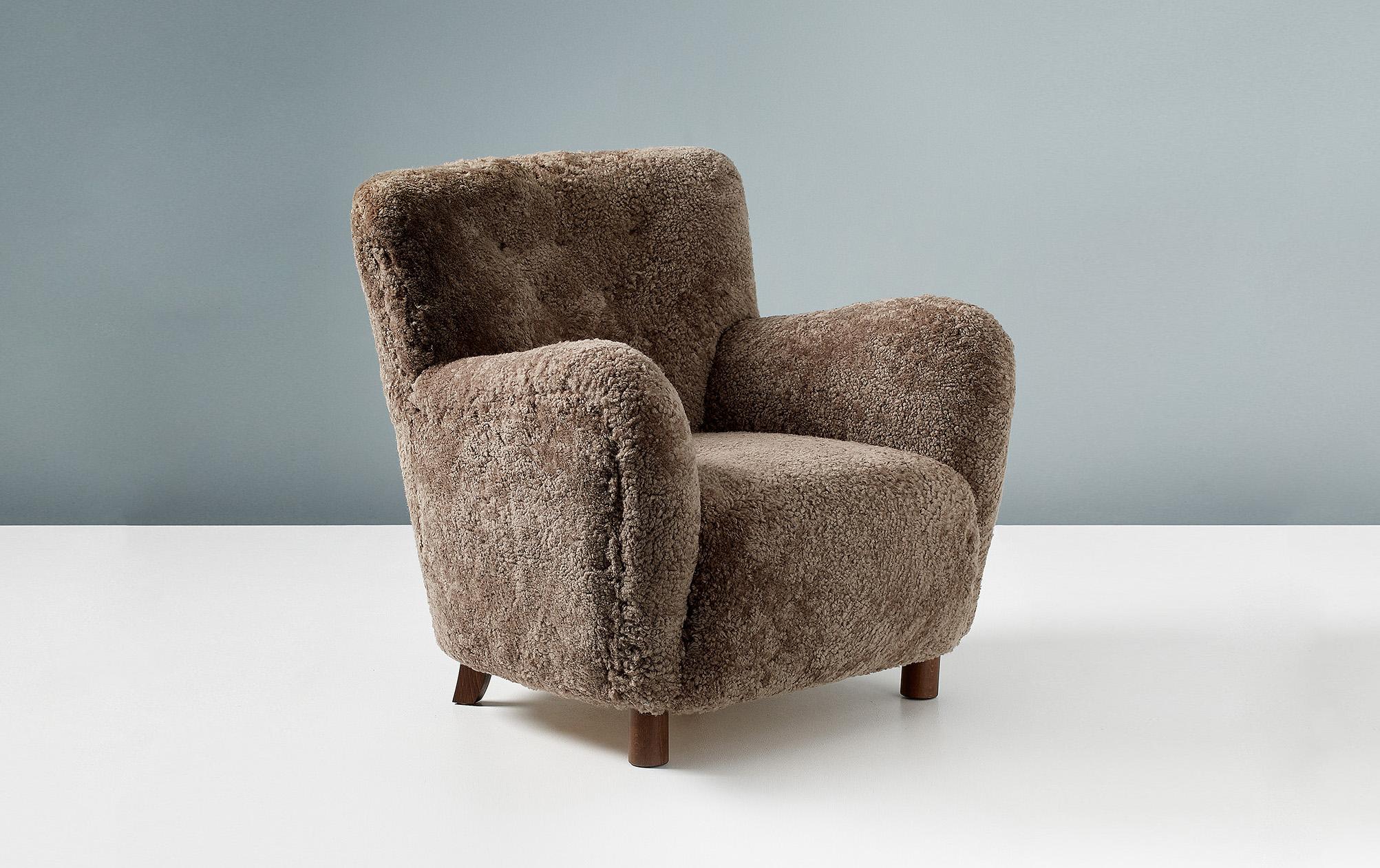 Chaise longue modèle 54 de Dagmar Design/One

Une chaise longue sur mesure développée et fabriquée à la main dans nos ateliers à Londres avec des matériaux de la plus haute qualité. La chaise 54 est disponible sur commande dans une gamme de couleurs